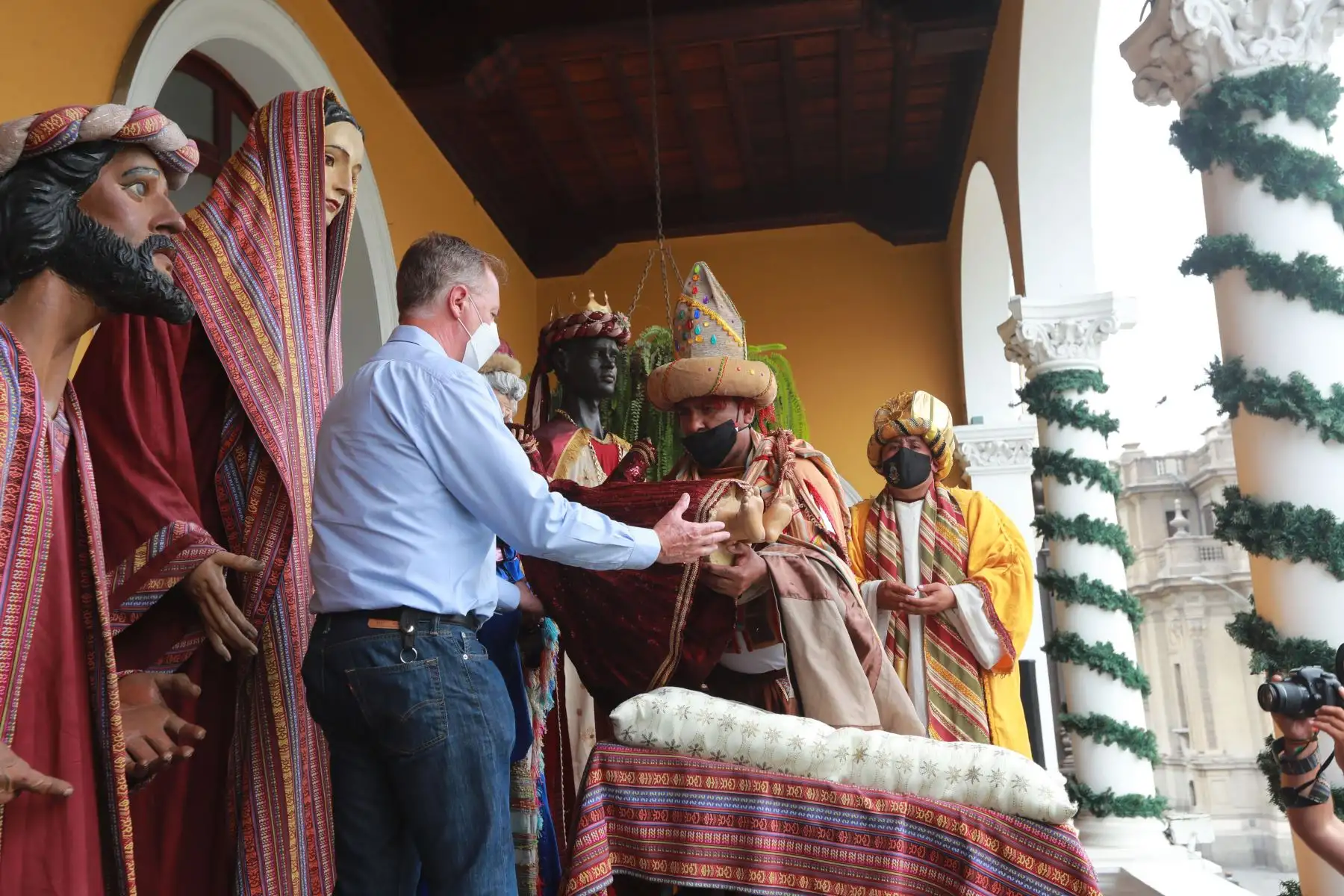 El alcalde de Lima, Jorge Muñoz, recibe en el Palacio Municipal a los Reyes Magos, Melchor, Gaspar y Baltasar, como parte del tradicional recorrido a caballo que realizan por la ciudad escenificando la visita al niño Jesús. Foto: ANDINA/ Carla Patiño