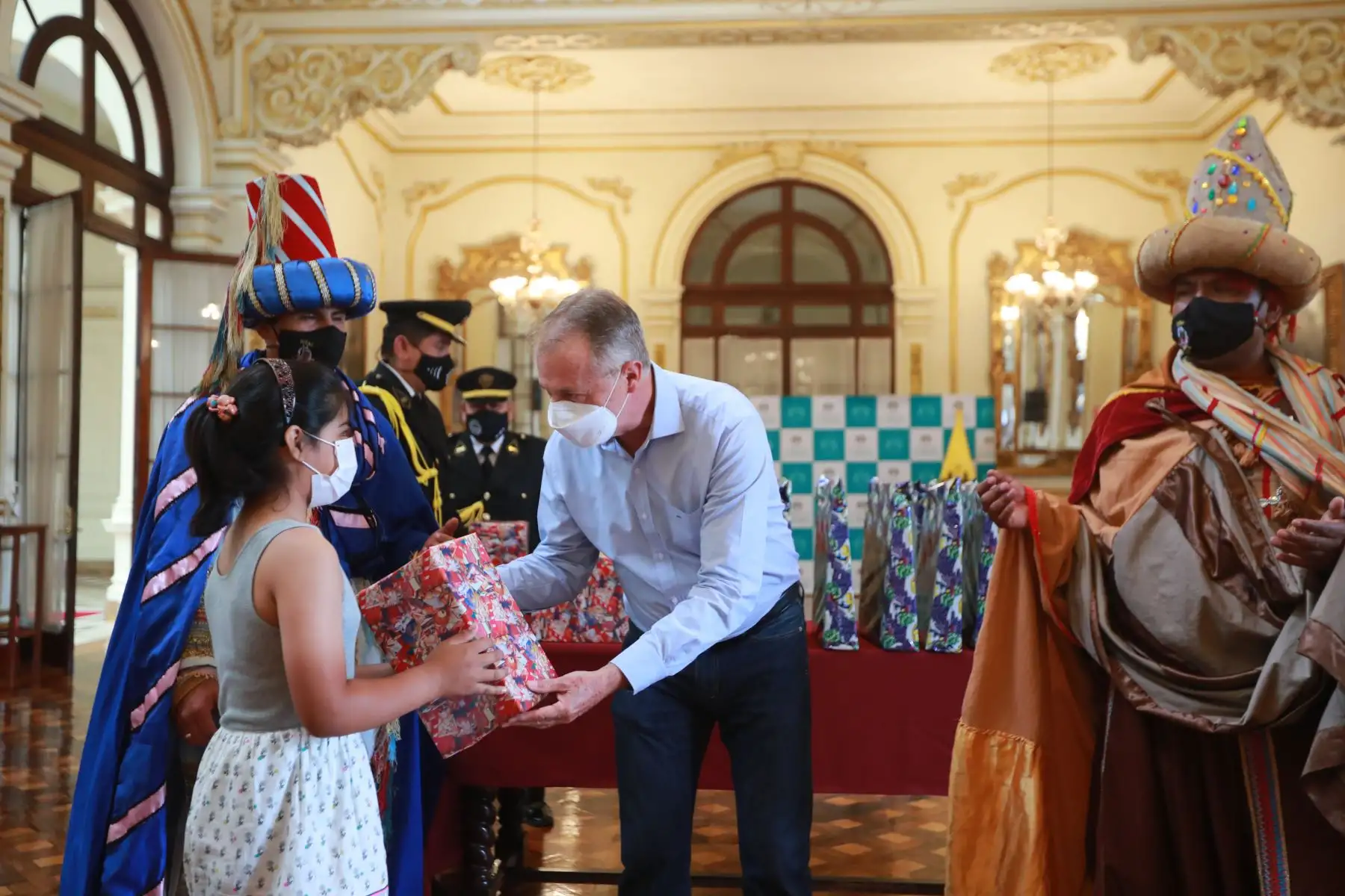 El alcalde de Lima, Jorge Muñoz, recibe en el Palacio Municipal a los Reyes Magos, Melchor, Gaspar y Baltasar, como parte del tradicional recorrido a caballo que realizan por la ciudad escenificando la visita al niño Jesús. Foto: ANDINA/ Carla Patiño