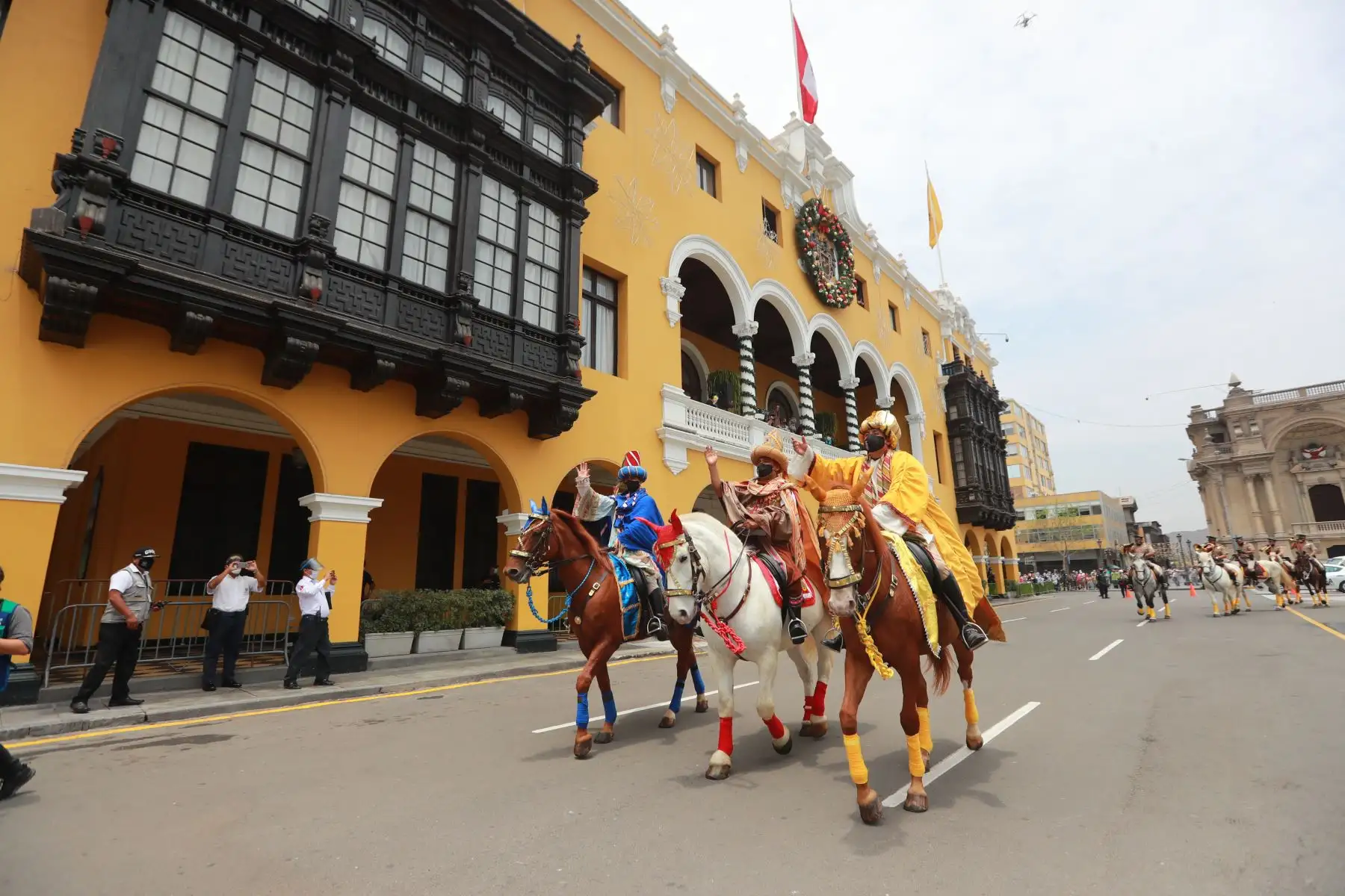 El alcalde de Lima, Jorge Muñoz, recibe en el Palacio Municipal a los Reyes Magos, Melchor, Gaspar y Baltasar, como parte del tradicional recorrido a caballo que realizan por la ciudad escenificando la visita al niño Jesús. Foto: ANDINA/ Carla Patiño