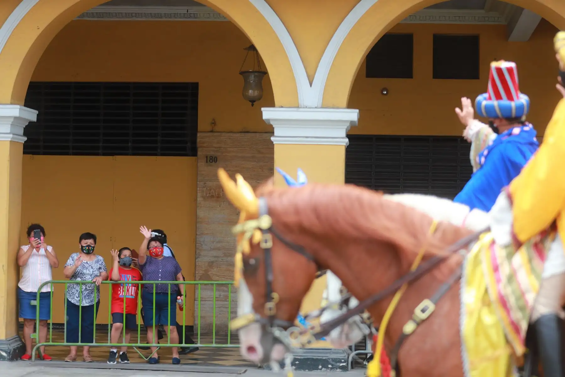 El alcalde de Lima, Jorge Muñoz, recibe en el Palacio Municipal a los Reyes Magos, Melchor, Gaspar y Baltasar, como parte del tradicional recorrido a caballo que realizan por la ciudad escenificando la visita al niño Jesús. Foto: ANDINA/ Carla Patiño