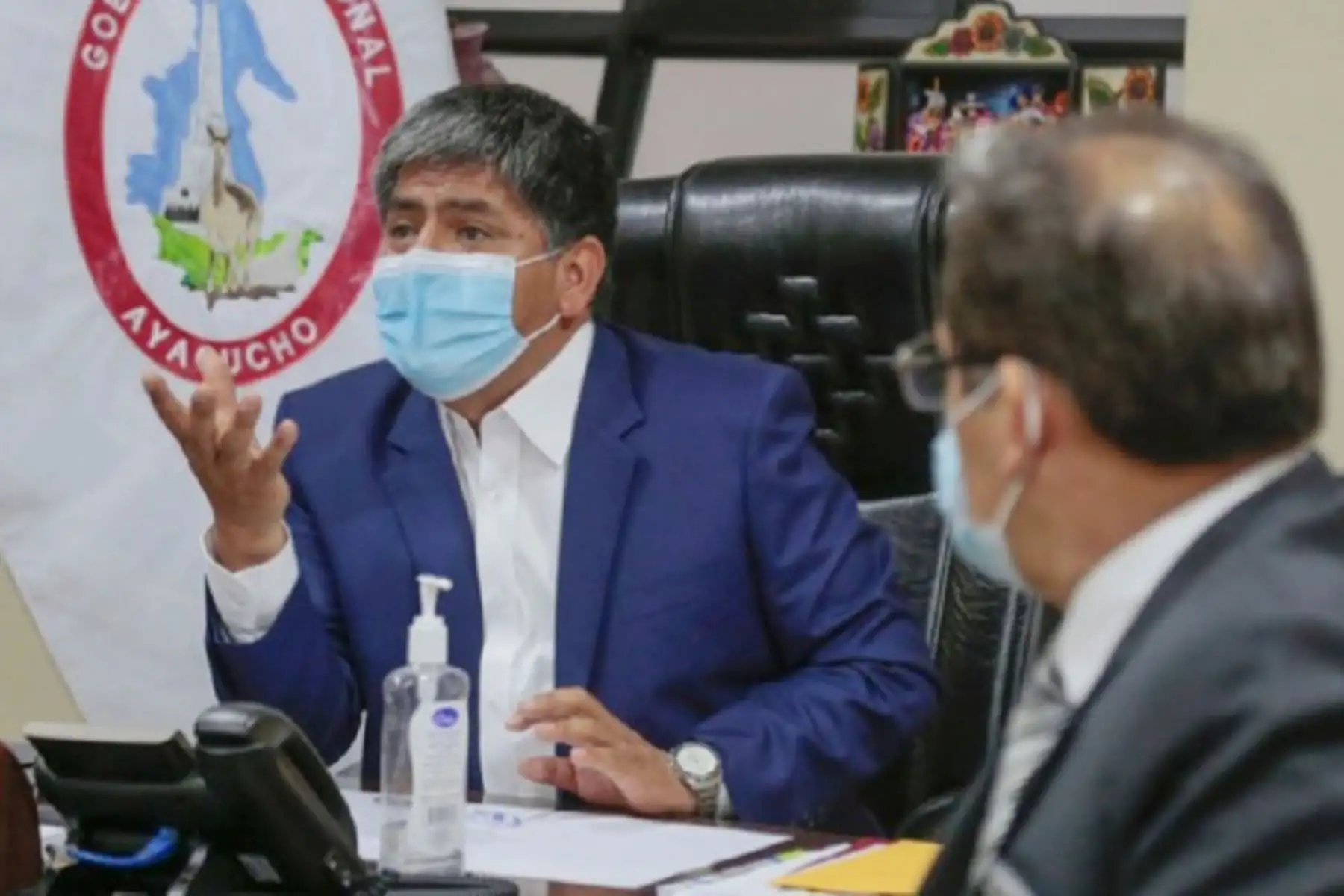 El gobernador regional de Ayacucho, Carlos Rúa Carbajal, anunció que solicitará al Ejecutivo la declaratoria del toque de queda para la provincia de Huamanga, de lunes a domingo, a partir de las 22:00 horas o 10 de la noche, como medida para evitar un rebrote o una segunda ola de contagios de covid-19.