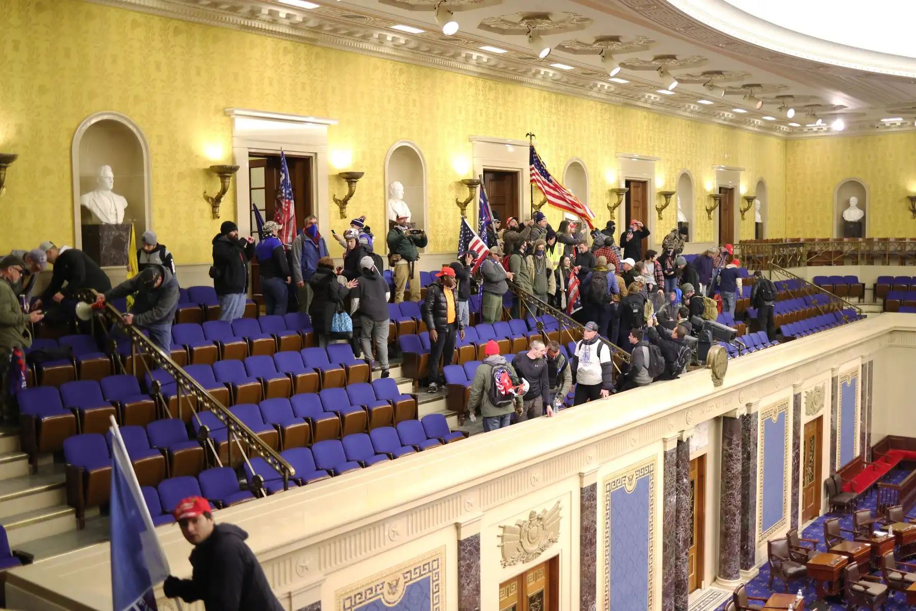 Los manifestantes ingresan a la Cámara del Senado  en Washington, DC. El Congreso celebró una sesión conjunta  para ratificar la victoria del Colegio Electoral 306-232 del presidente electo Joe Biden sobre el presidente Donald Trump.
Foto: AFP