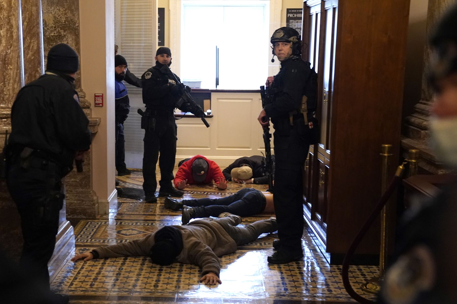 La policía del Capitolio de EE. UU. detiene a manifestantes fuera de la Cámara durante una sesión conjunta del Congreso  en Washington, DC. 
Foto: AFP