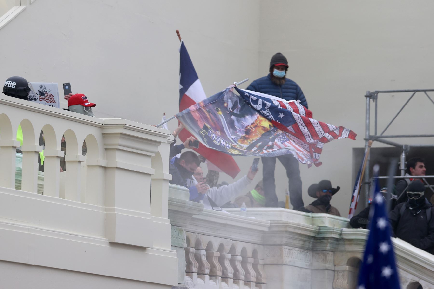 Los manifestantes pro-Trump ingresaron al edificio del Capitolio de los Estados Unidos después de manifestaciones masivas en la capital de la nación durante una sesión conjunta del Congreso para ratificar la victoria  del presidente electo Joe Biden.
Foto: AFP