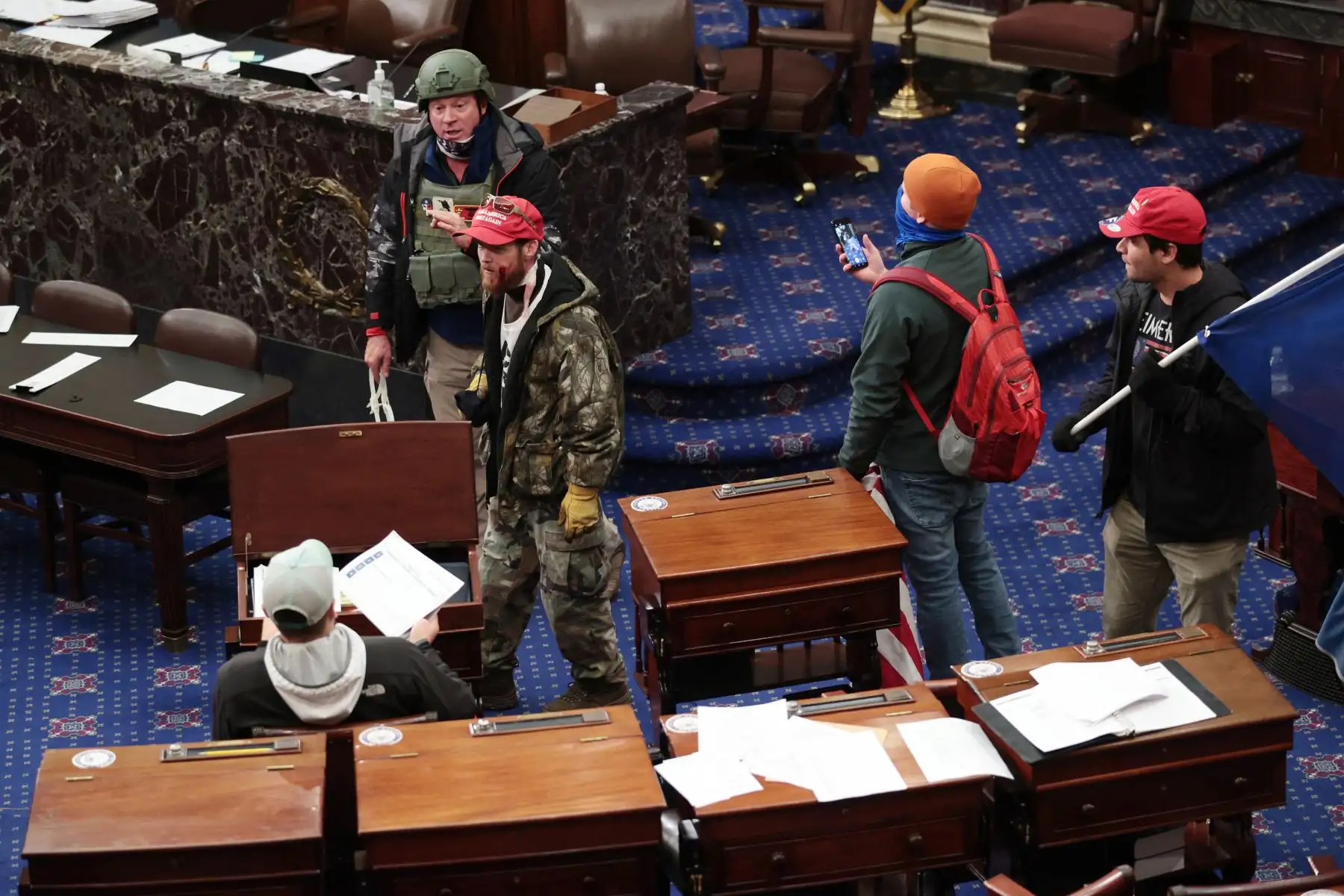 Los manifestantes ingresan a la Cámara del Senado  en Washington, DC. El Congreso celebró una sesión conjunta hoy para ratificar la victoria del Colegio Electoral 306-232 del presidente electo Joe Biden sobre el presidente Donald Trump.
Foto: AFP