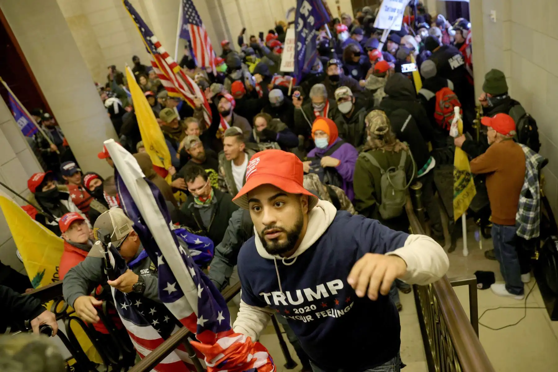 Los manifestantes ingresan al edificio del Capitolio de los Estados Unidos  en Washington donde el  Congreso realiza  una sesión para ratificar la victoria del Colegio Electoral 306-232 del presidente electo Joe Biden sobre el presidente Donald.
Foto: AFP
