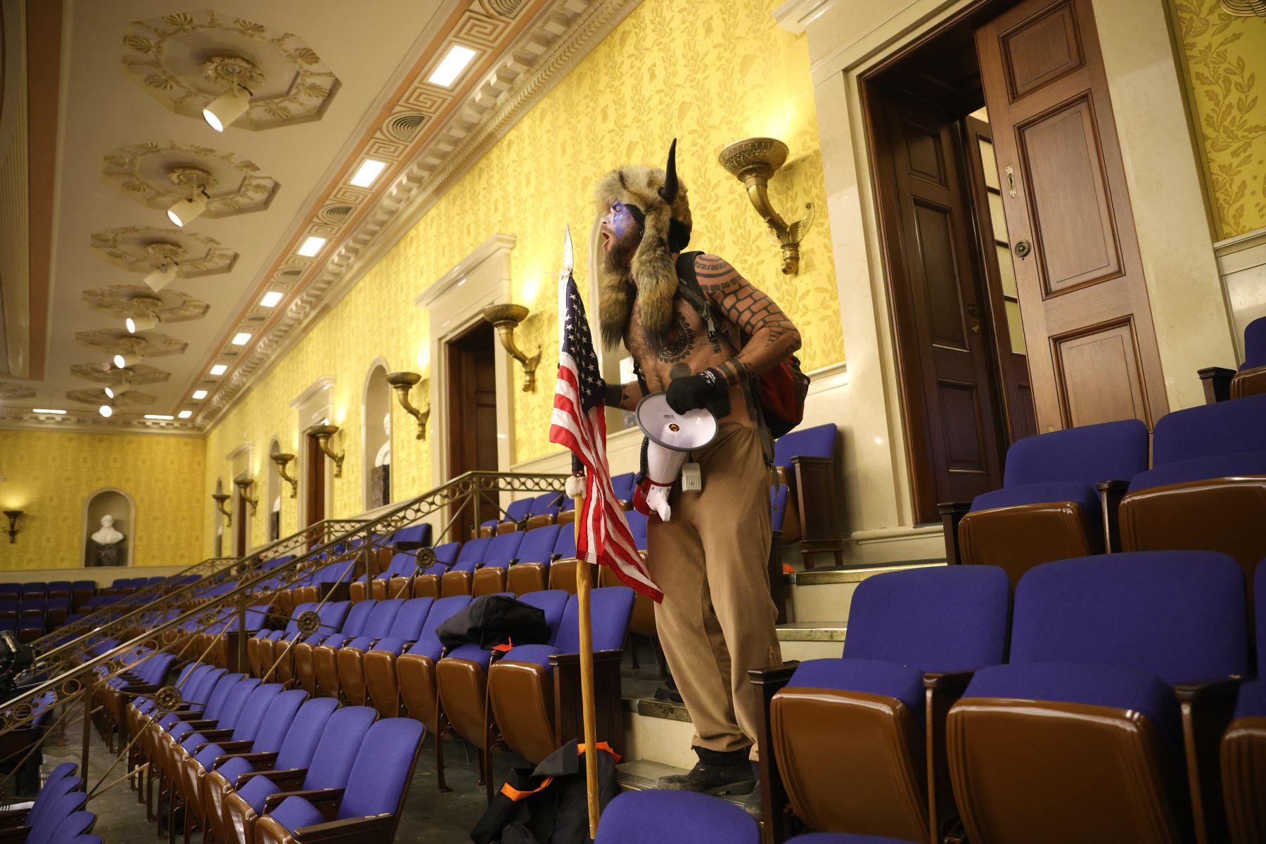 Un manifestante grita "Libertad" dentro de la cámara del Senado después de que el Capitolio fuera interrumpido por una turba durante una sesión conjunta del Congreso en Washington DC. Foto: AFP
