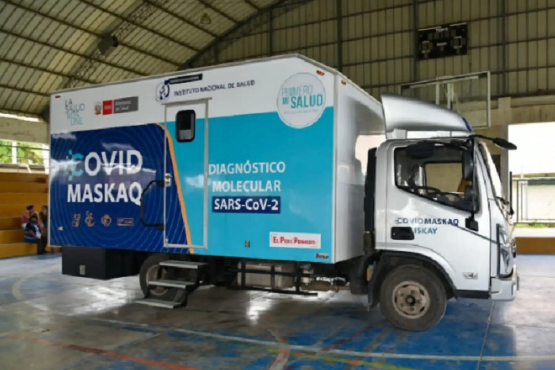 El "Covid Maskaq" que significa "el que busca al covid", es un moderno laboratorio móvil implementado por el Instituto Nacional de Salud (INS)