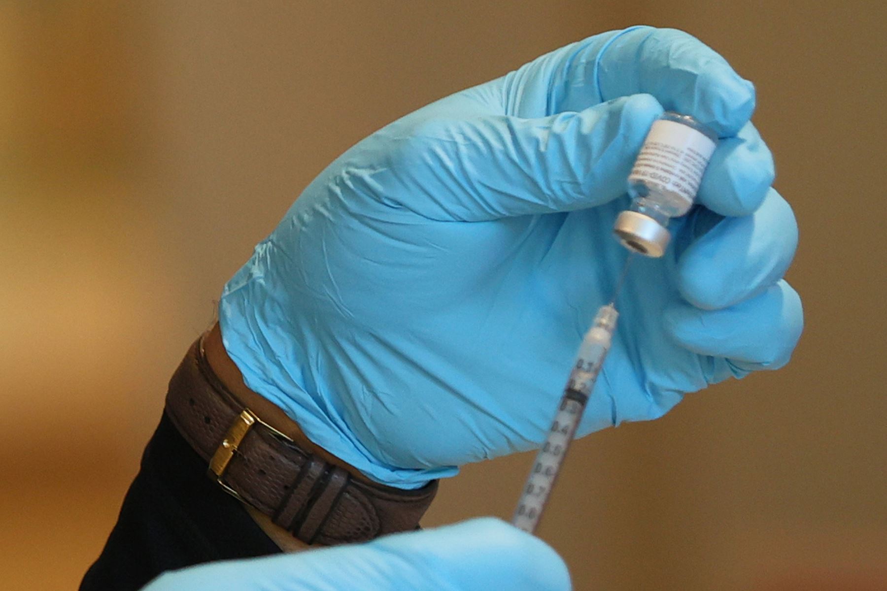 La canciller Elizabeth Astete señaló que Perú sigue fijando acuerdos para obtener vacunas. Foto: AFP.