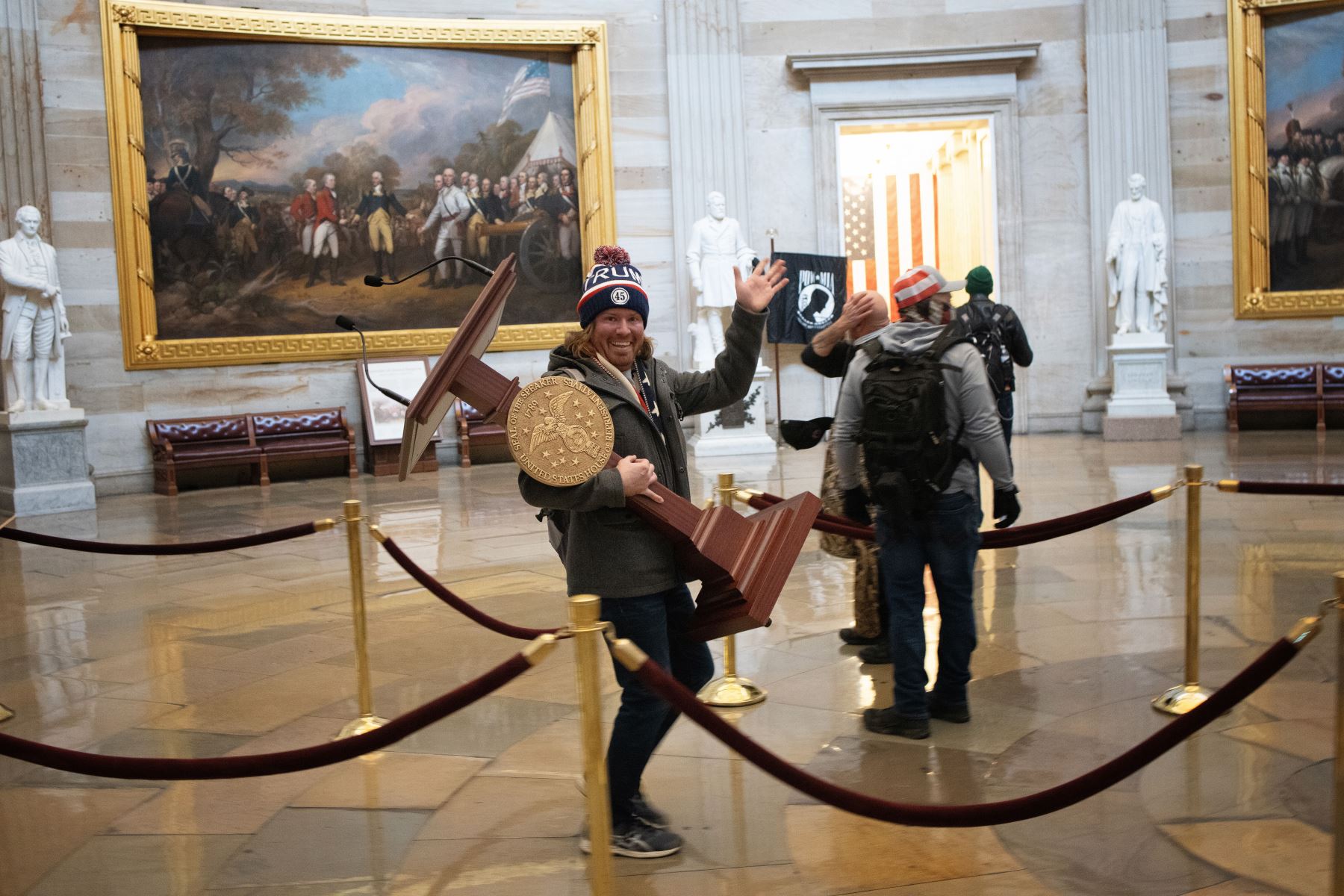Un manifestante pro-Trump lleva el atril de la presidenta de la Cámara de Representantes de Estados Unidos, Nancy Pelosi, a través de la Roturnda del edificio del Capitolio de los Estados Unidos.
Foto: AFP