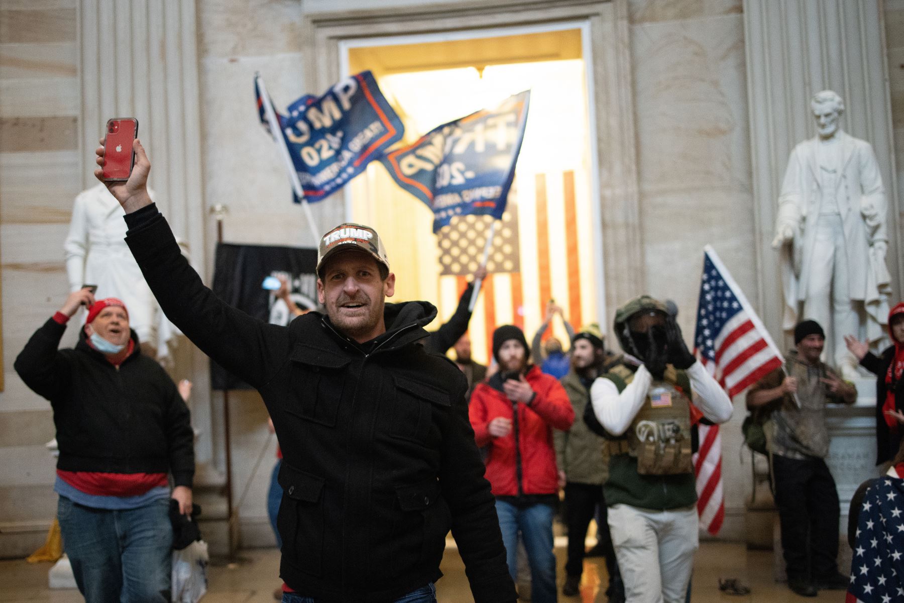 Manifestantes  pro-Trump entra en la Roturnda del Capitolio de los Estados Unidos en Washington, DC. 
Foto: AFP