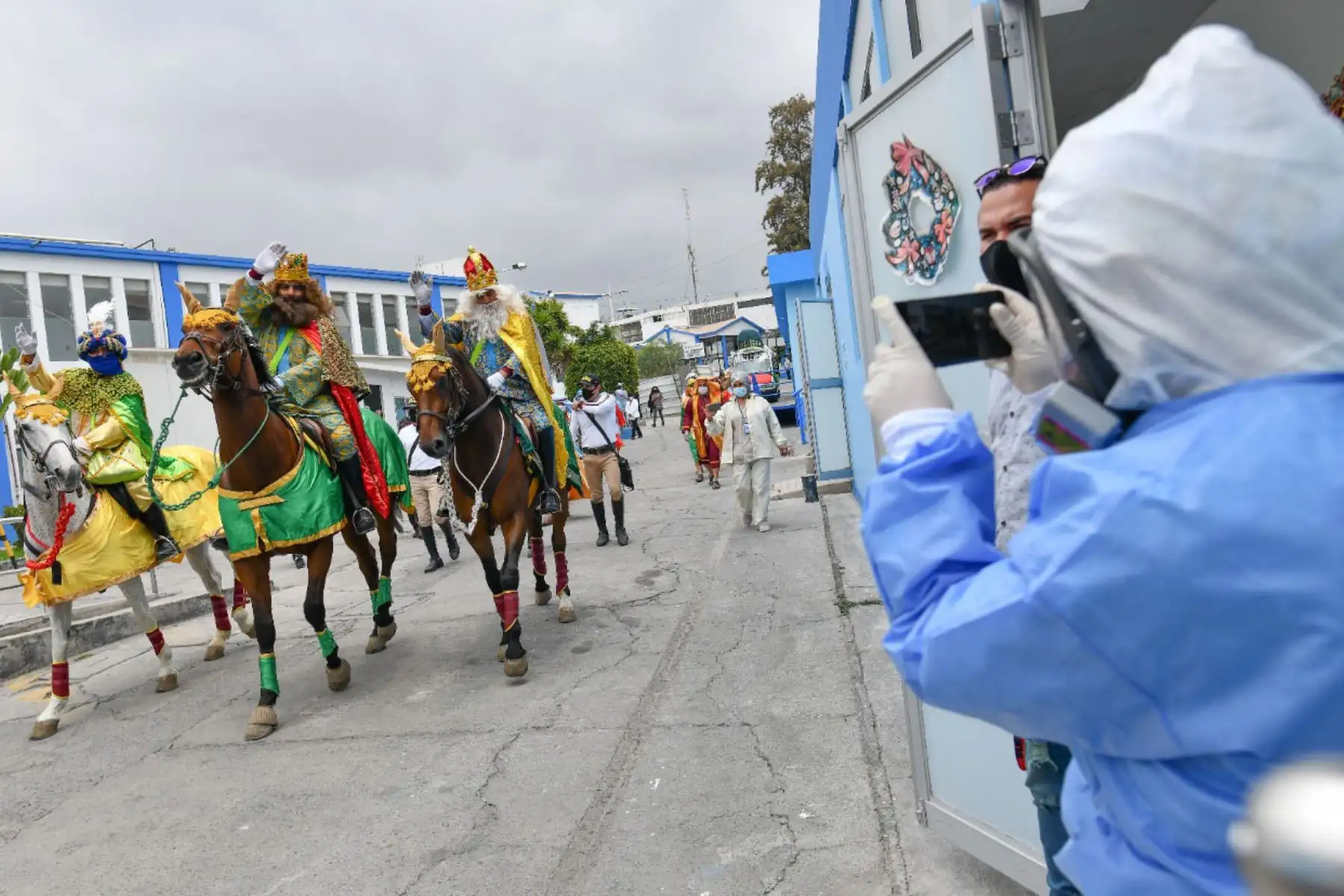 Los ‘reyes magos’ recorrieron las principales calles de la ciudad blanca, escoltados por efectivos tránsito y la banda de la policial que interpretaba canciones navideñas.
Como ya es costumbre visitaron hospitales y albergues para llevar regalos bajo estrictos protocolos de bioseguridad por la covid -19.
Foto: Cortesía Diego Ramos