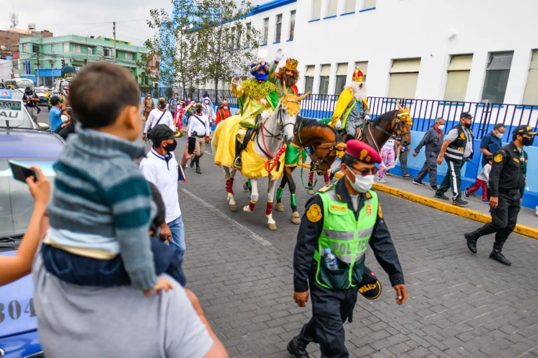 Los ‘reyes magos’ recorrieron las principales calles de la ciudad blanca, escoltados por efectivos tránsito y la banda de la policial que interpretaba canciones navideñas.
Como ya es costumbre visitaron hospitales y albergues para llevar regalos bajo estrictos protocolos de bioseguridad por la covid -19.
Foto: Cortesía Diego Ramos