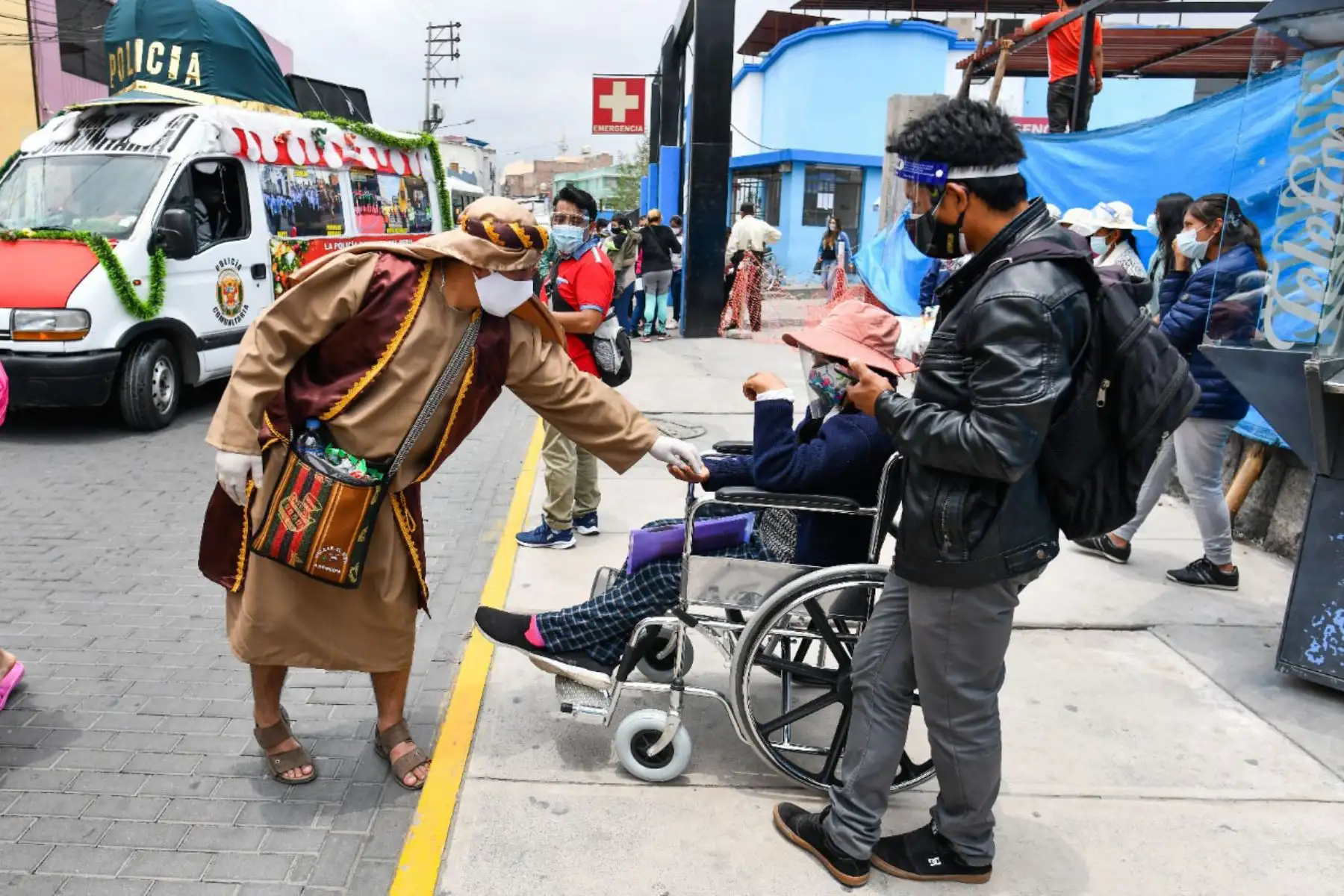 Los ‘reyes magos’ recorrieron las principales calles de la ciudad blanca, escoltados por efectivos tránsito y la banda de la policial que interpretaba canciones navideñas.
Como ya es costumbre visitaron hospitales y albergues para llevar regalos bajo estrictos protocolos de bioseguridad por la covid -19.
Foto: Cortesía Diego Ramos