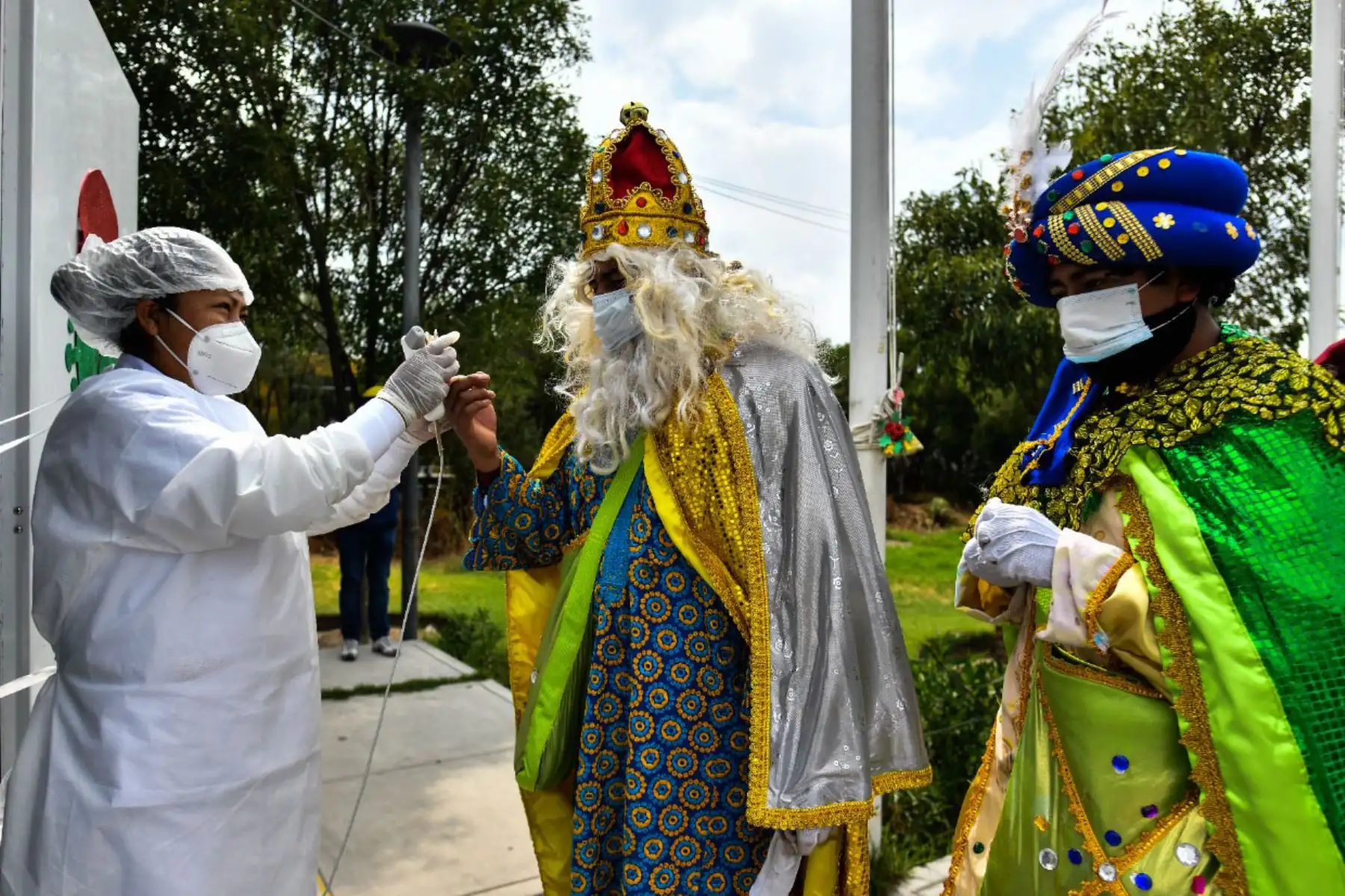 Los ‘reyes magos’ recorrieron las principales calles de la ciudad blanca, escoltados por efectivos tránsito y la banda de la policial que interpretaba canciones navideñas.
Como ya es costumbre visitaron hospitales y albergues para llevar regalos bajo estrictos protocolos de bioseguridad por la covid -19.
Foto: Cortesía Diego Ramos
