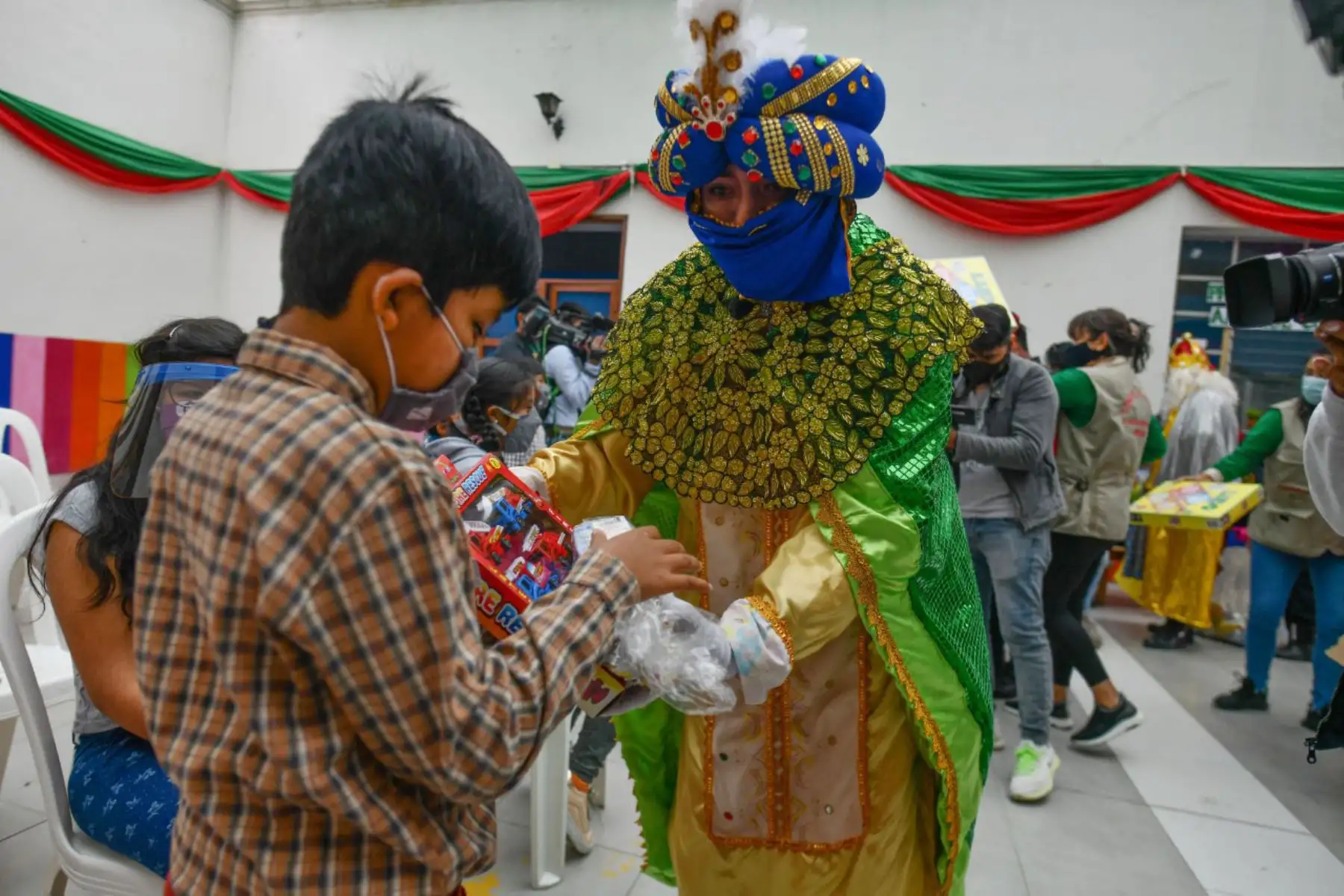 Los ‘reyes magos’ recorrieron las principales calles de la ciudad blanca, escoltados por efectivos tránsito y la banda de la policial que interpretaba canciones navideñas.
Como ya es costumbre visitaron hospitales y albergues para llevar regalos bajo estrictos protocolos de bioseguridad por la covid -19.
Foto: Cortesía Diego Ramos