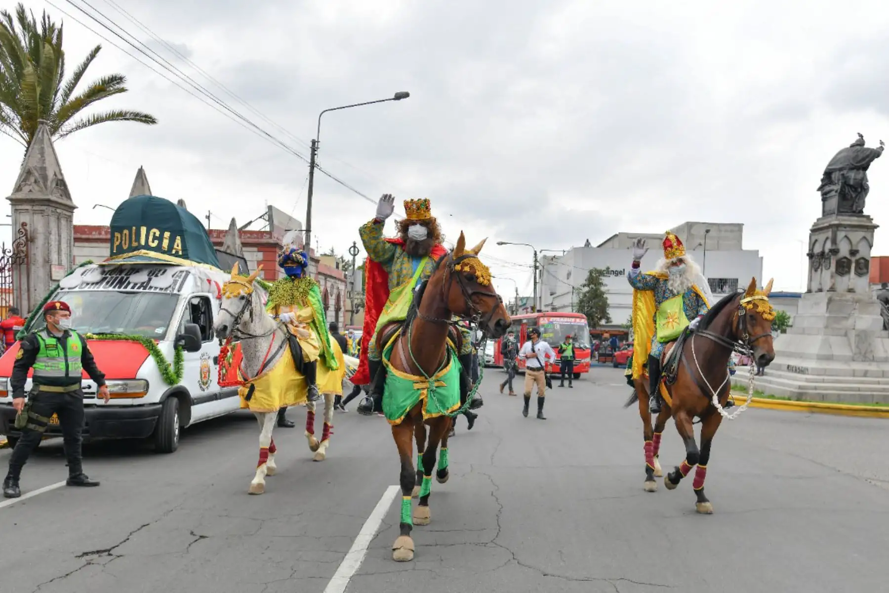 Los ‘reyes magos’ recorrieron las principales calles de la ciudad blanca, escoltados por efectivos tránsito y la banda de la policial que interpretaba canciones navideñas.
Como ya es costumbre visitaron hospitales y albergues para llevar regalos bajo estrictos protocolos de bioseguridad por la covid -19.
Foto: Cortesía Diego Ramos