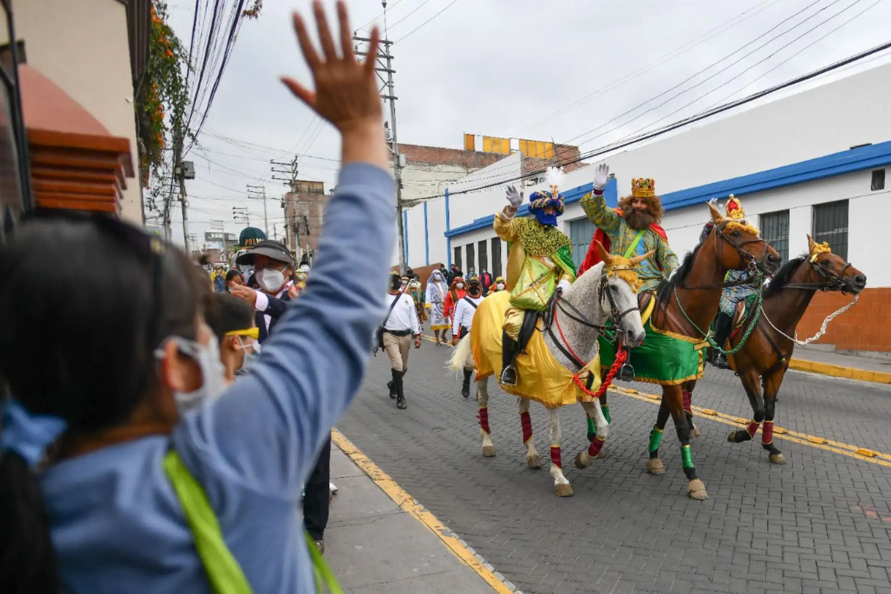 Los ‘reyes magos’ recorrieron las principales calles de la ciudad blanca, escoltados por efectivos tránsito y la banda de la policial que interpretaba canciones navideñas.
Como ya es costumbre visitaron hospitales y albergues para llevar regalos bajo estrictos protocolos de bioseguridad por la covid -19.
Foto: Cortesía Diego Ramos