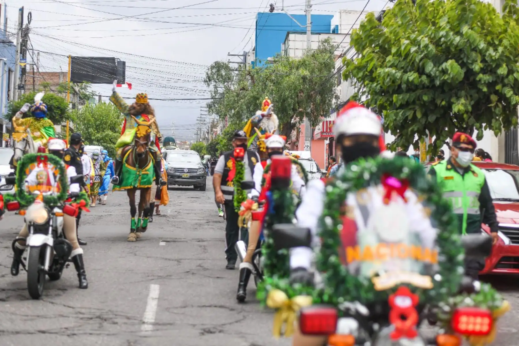 Los ‘reyes magos’ recorrieron las principales calles de la ciudad blanca, escoltados por efectivos tránsito y la banda de la policial que interpretaba canciones navideñas.
Como ya es costumbre visitaron hospitales y albergues para llevar regalos bajo estrictos protocolos de bioseguridad por la covid -19.
Foto: Cortesía Diego Ramos
