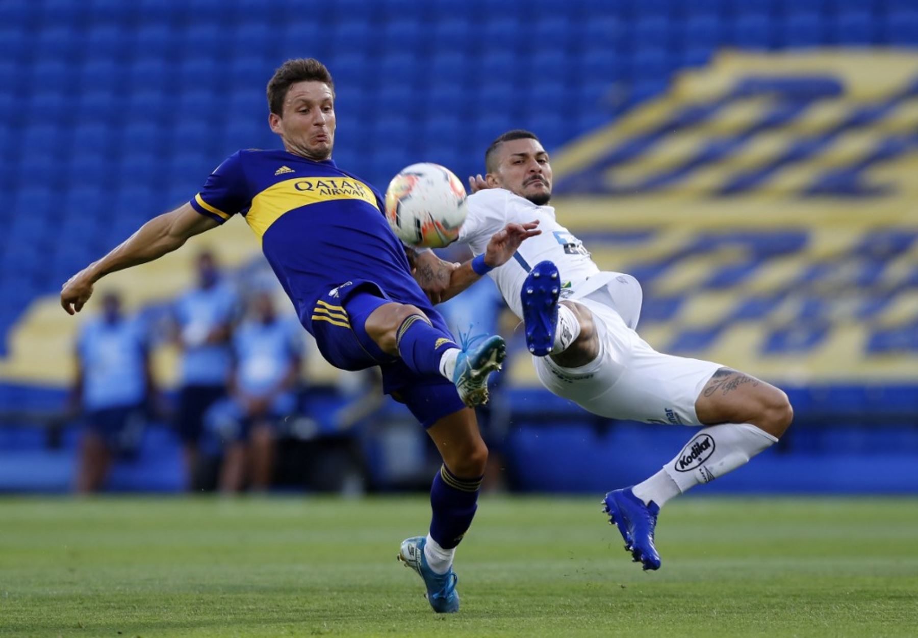 Boca Juniors de Argentina y Santos F.C de Brasil se enfrentan en La Bombonera en el partido de ida de las semifinales de la Copa Libertadores. Foto: AFP