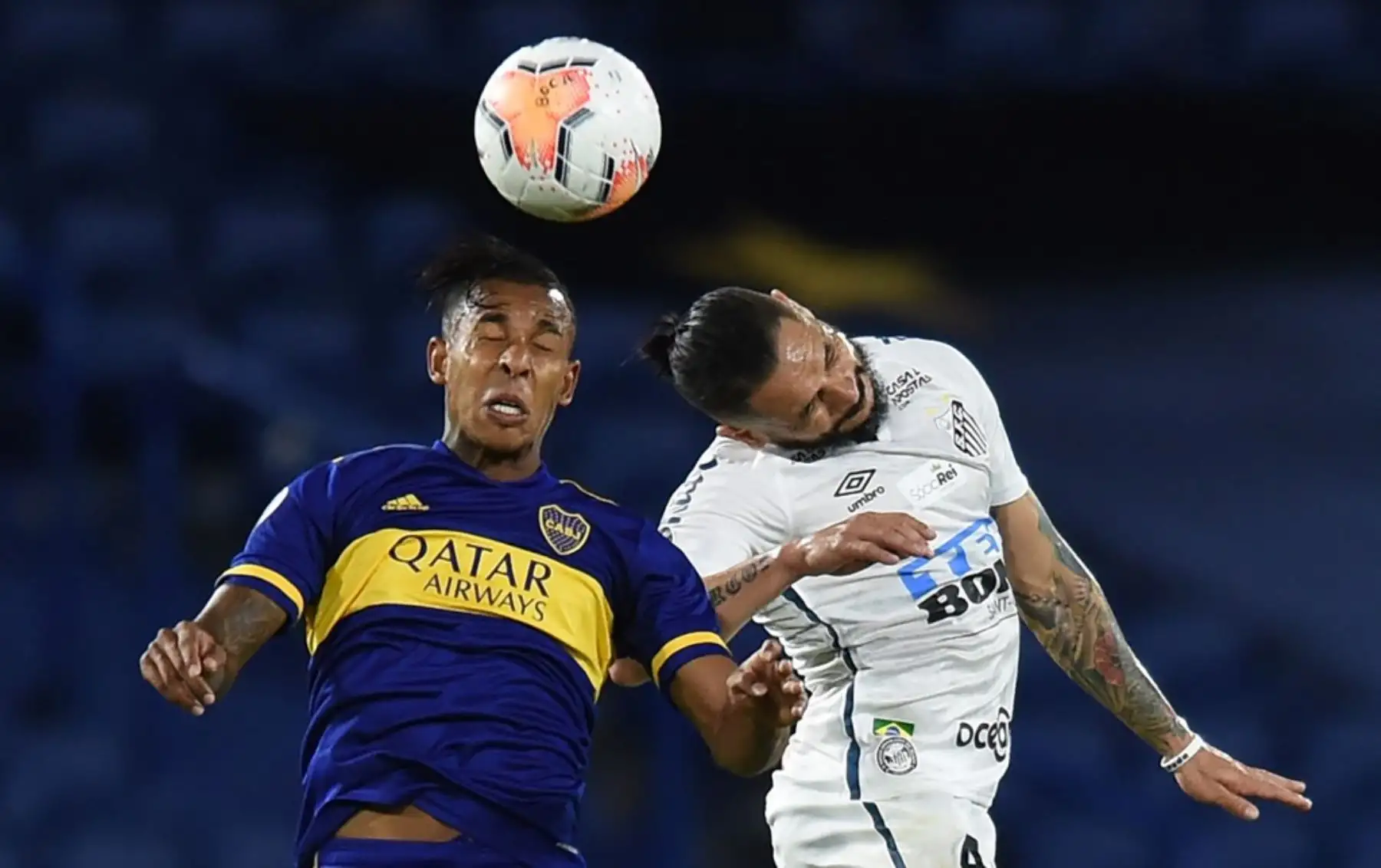 Boca Juniors de Argentina y Santos F.C de Brasil se enfrentan en La Bombonera en el partido de ida de las semifinales de la Copa Libertadores. Foto: AFP