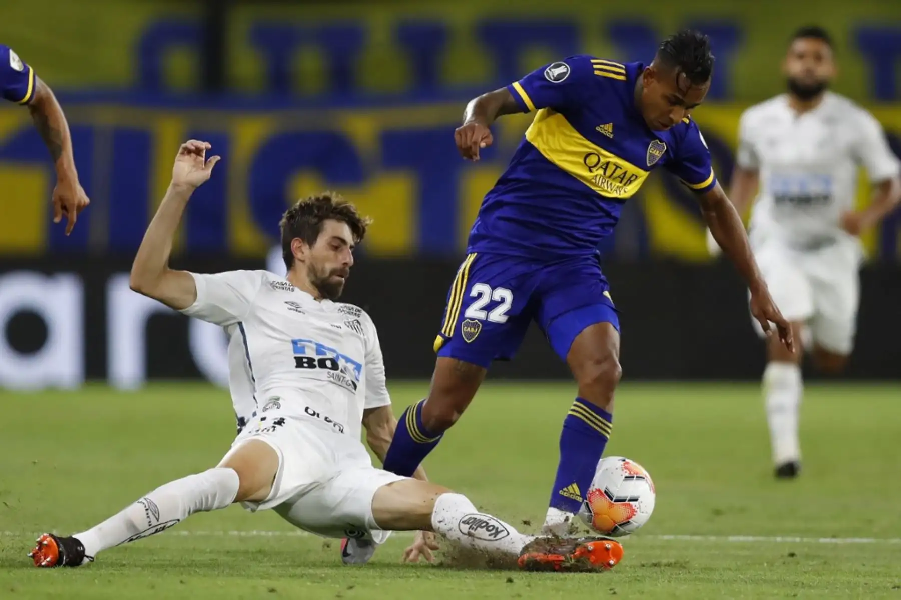Boca Juniors de Argentina y Santos F.C de Brasil se enfrentan en La Bombonera en el partido de ida de las semifinales de la Copa Libertadores. Foto: AFP