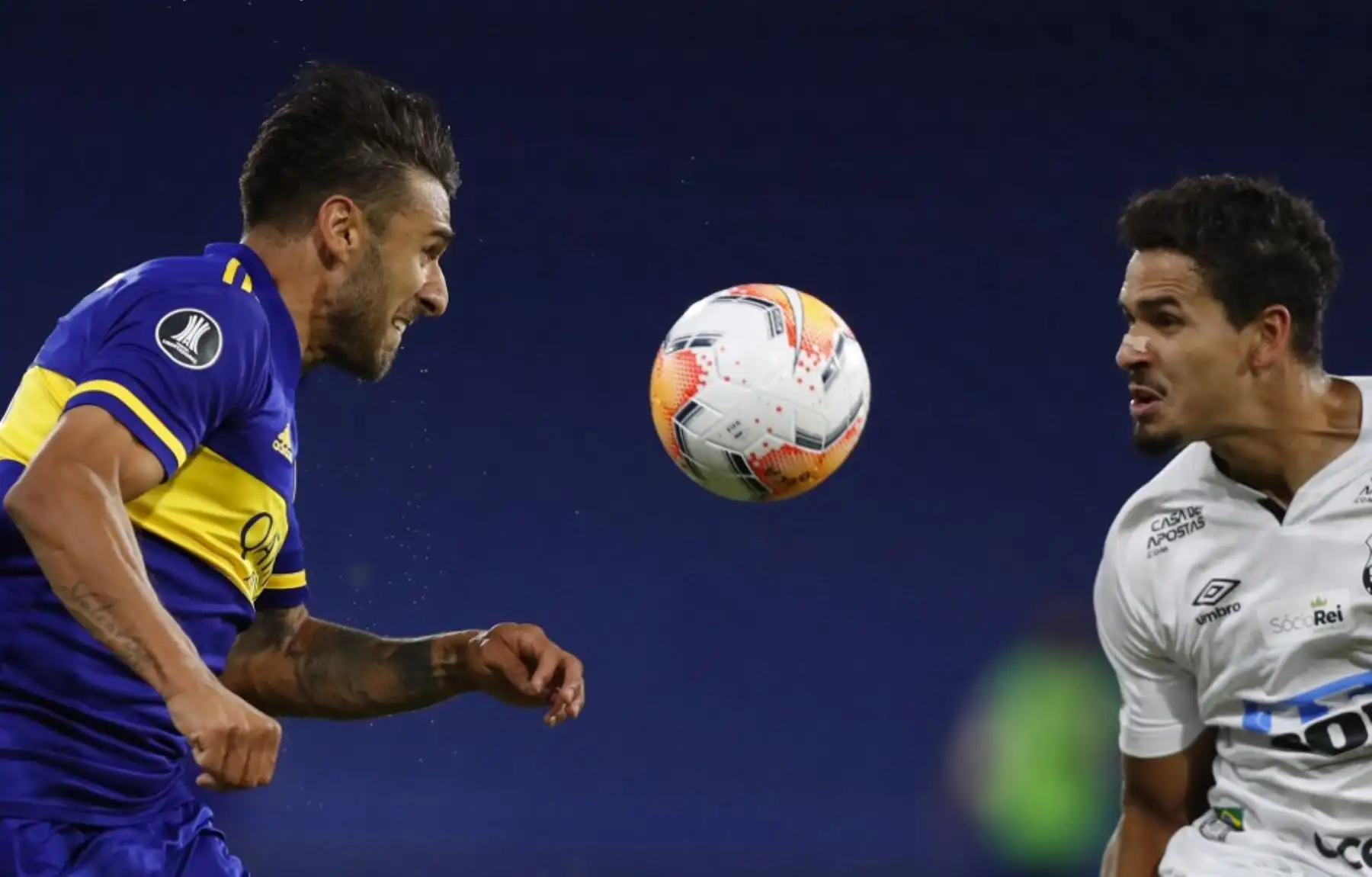Boca Juniors de Argentina y Santos F.C de Brasil se enfrentan en La Bombonera en el partido de ida de las semifinales de la Copa Libertadores. Foto: AFP