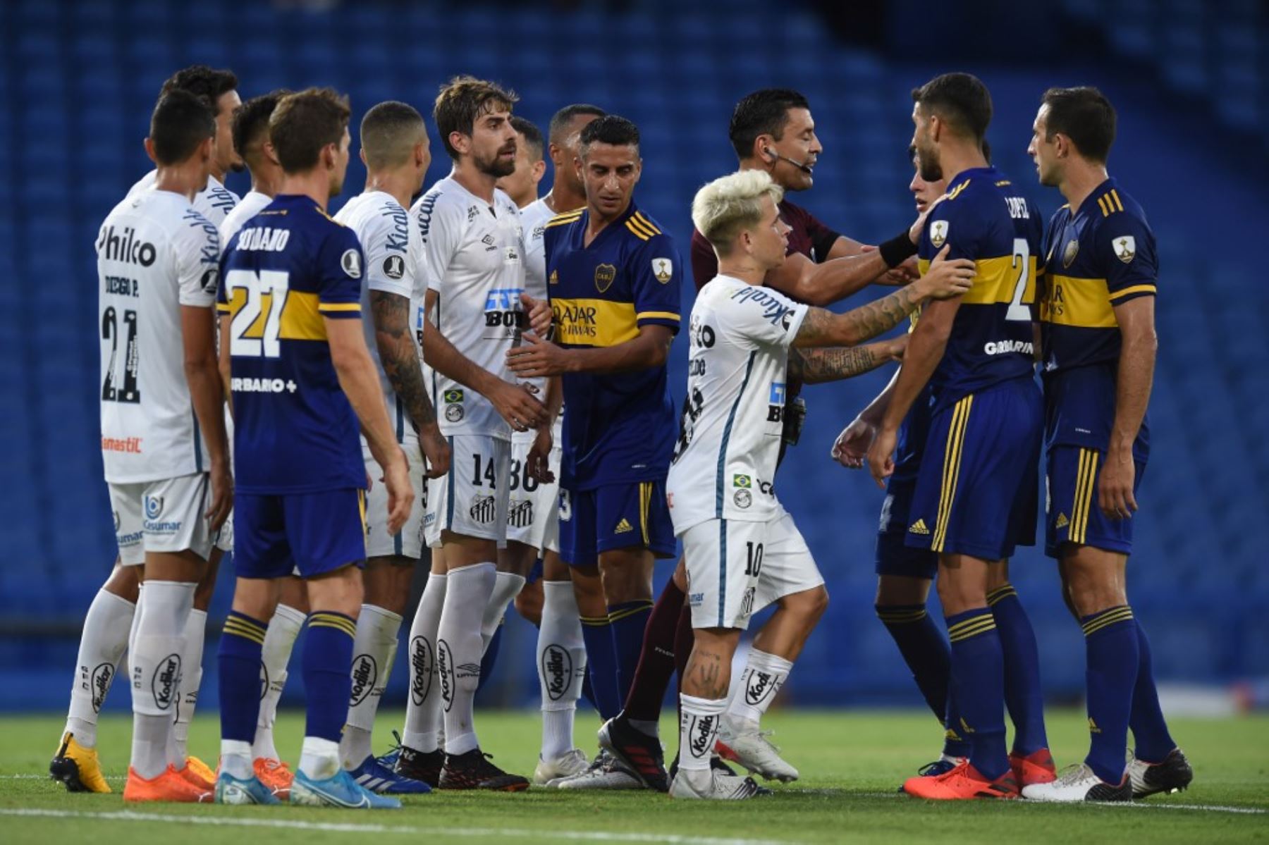 Boca Juniors de Argentina y Santos F.C de Brasil se enfrentan en La Bombonera en el partido de ida de las semifinales de la Copa Libertadores. Foto: AFP