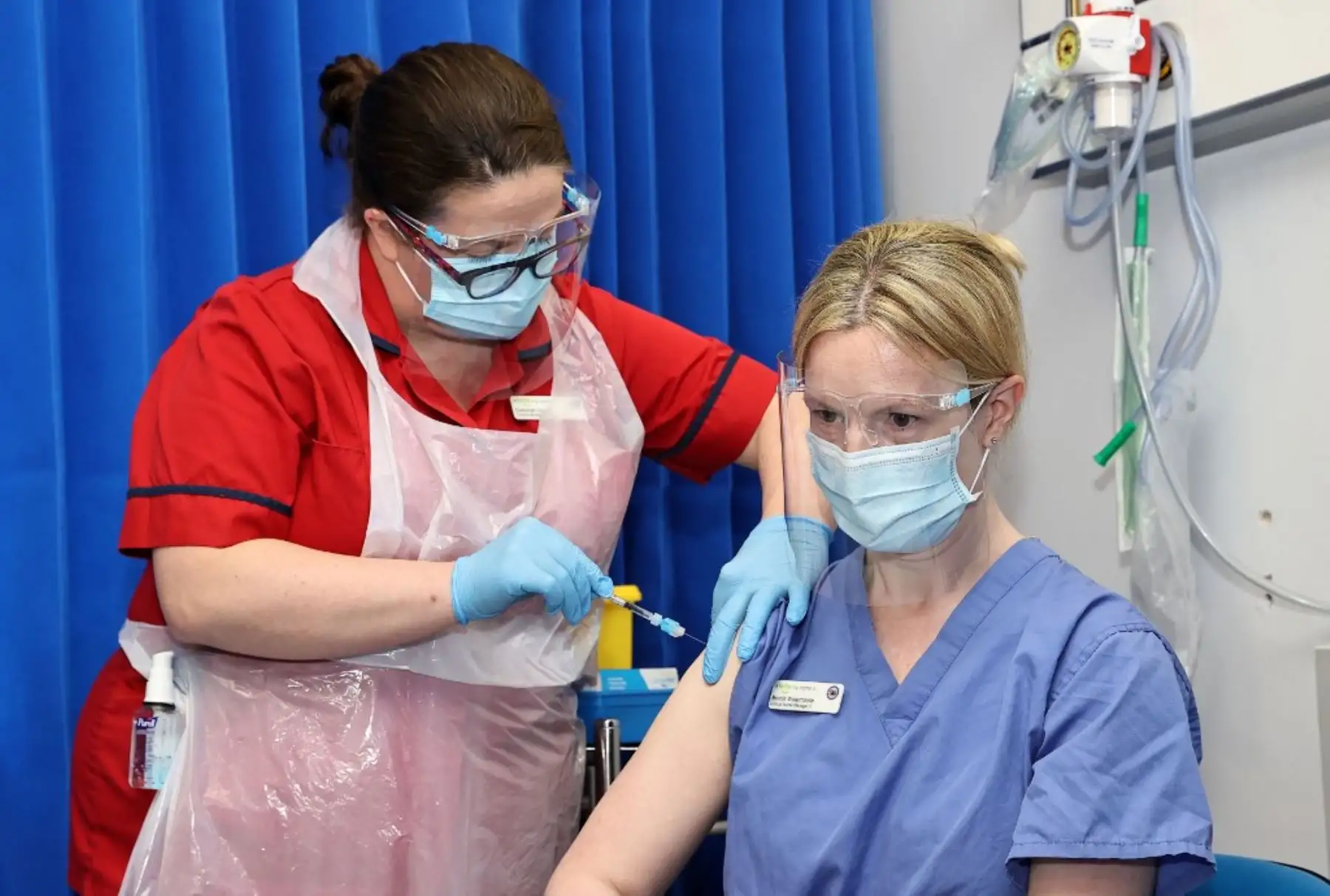 Deborah Cross administra una inyección de la vacuna Pfizer-BioNTech Covid-19 al gerente de enfermería clínica Bernie Waterhouse en el Hospital St James en Irlanda. Foto: AFP