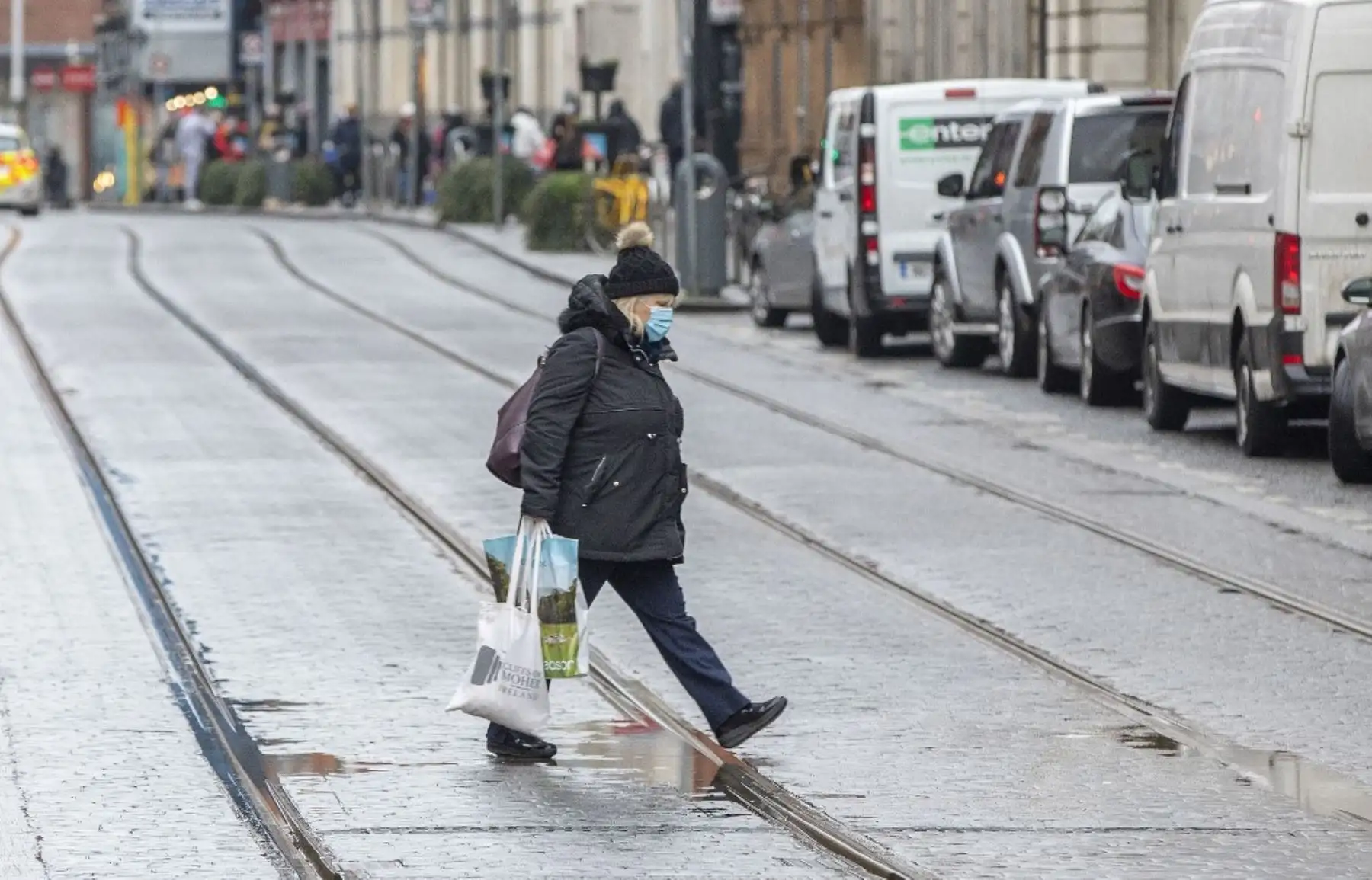Los peatones compran antes de un nuevo bloqueo por coronavirus en Irlanda. Foto: AFP