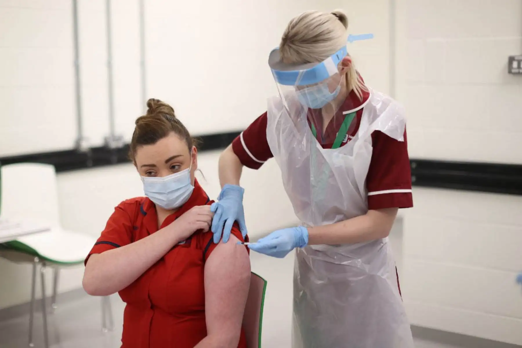 Una mujer recibe una vacuna en Irlanda del Norte en el Royal Victoria Hospital, en Belfast. Foto: AFP