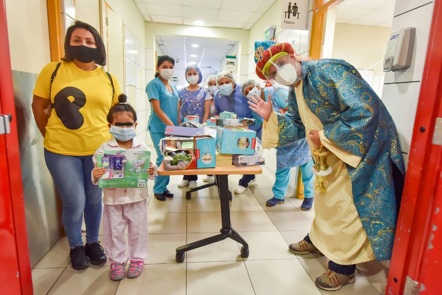 Los tres Reyes Magos, vestidos con hermosos atuendos cumplieron con los protocolos de bioseguridad y aprovecharon en recordarles a los pequeños “No Bajar la Guardia” para enfrentar al covid-19. ANDINA/Minsa