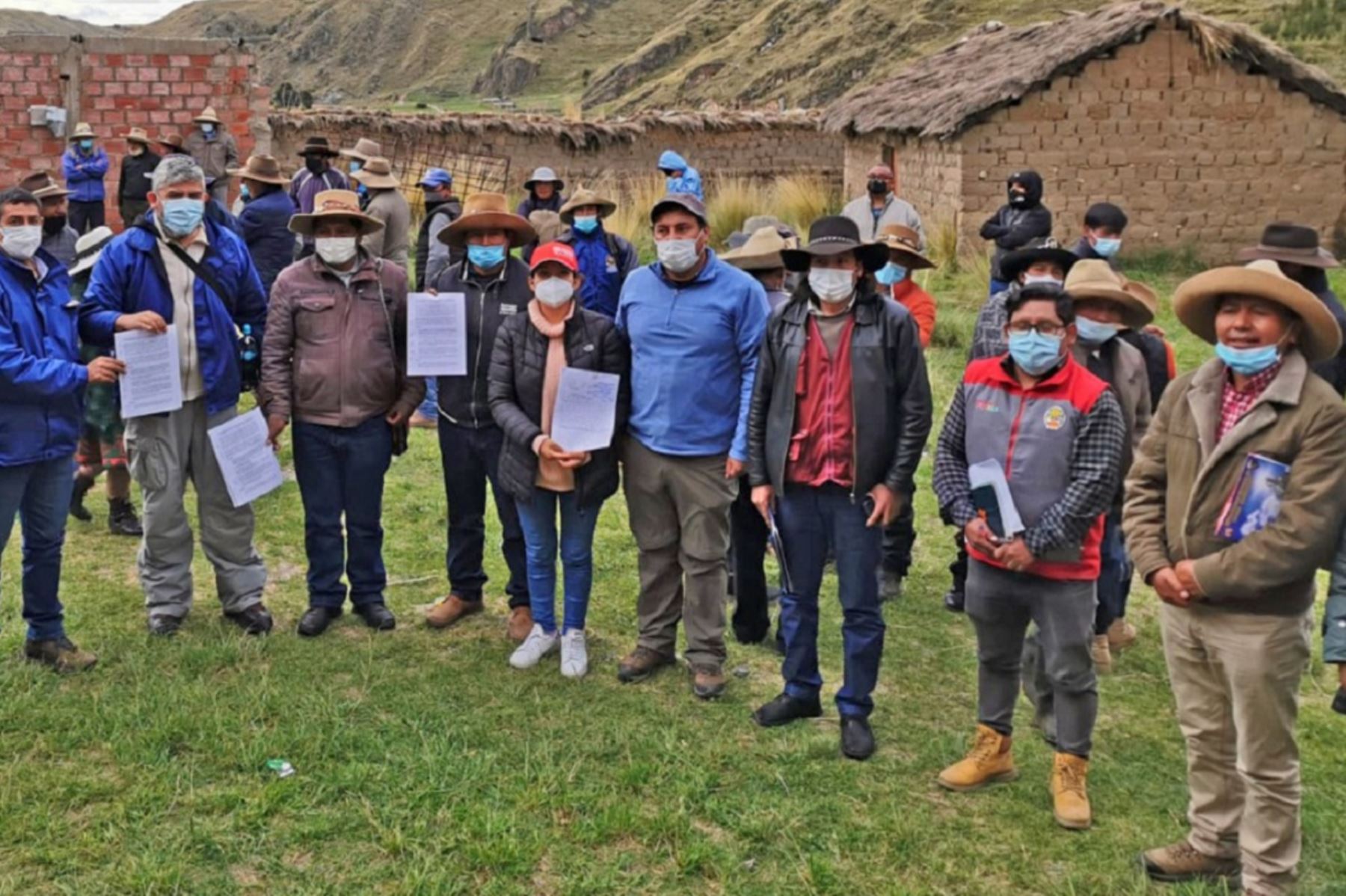 Diálogo entre dirigentes del distrito de Velille, Cusco con el Gobierno. Foto: Cortesía.