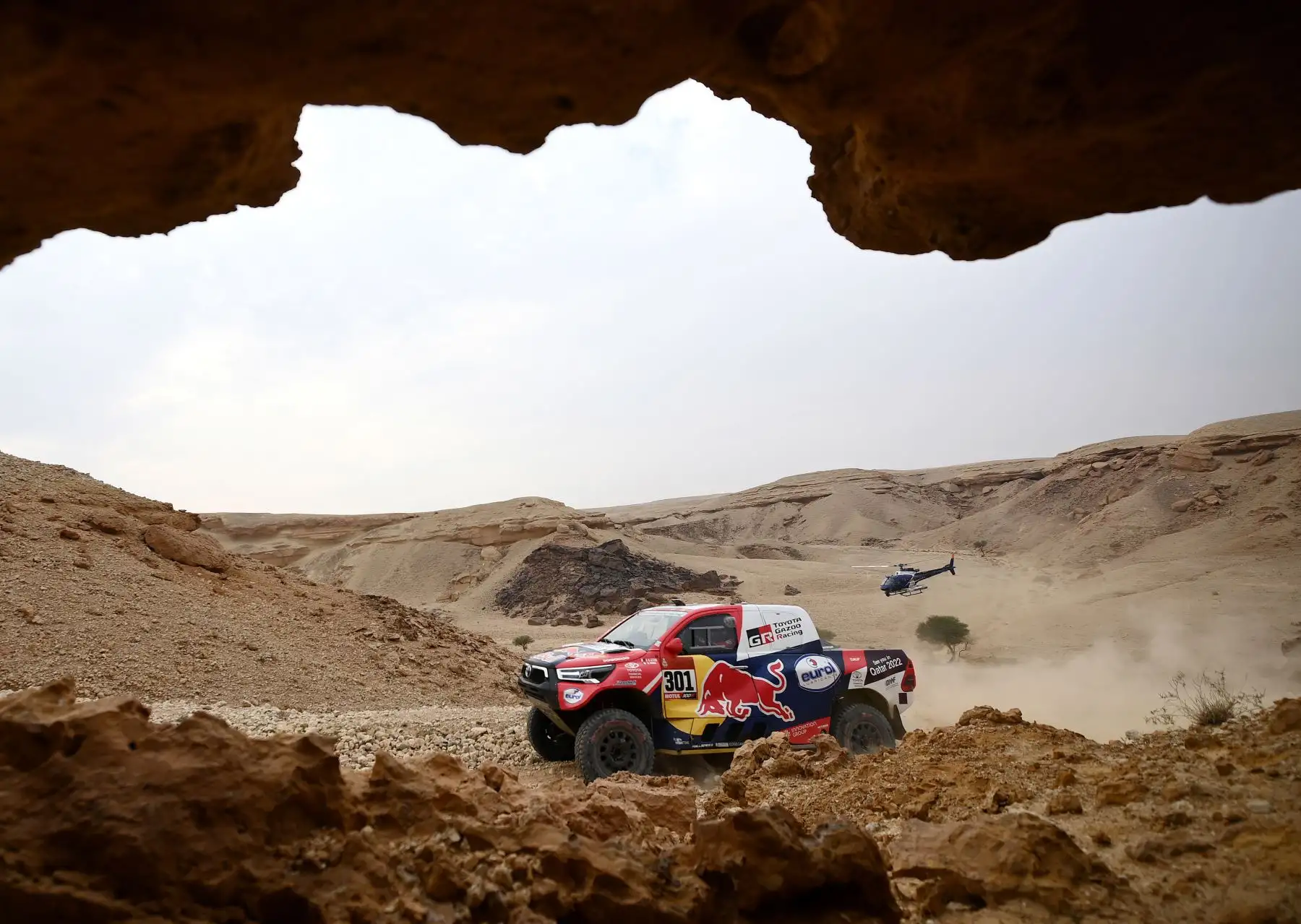 El piloto de Toyota Nasser Al-Attiyah de Qatar y su copiloto Mathieu Baumel de Francia compiten durante la etapa 5 del Rally Dakar 2021 entre Riyadh y Buraydah en Arabia Saudita. Foto.AFP