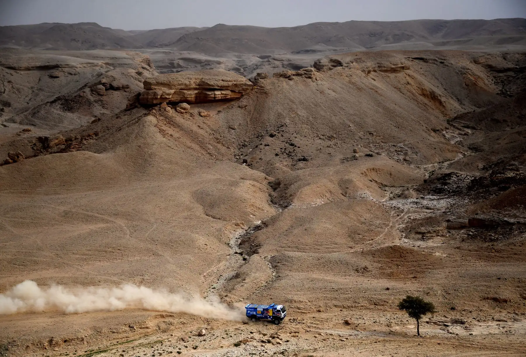 El piloto de Rusia Kamaz, Dmitry Sotnikov, los copilotos Ruslan Akhmadeev e Ilgiz Akmetzianov compiten durante la etapa 5 del Rally Dakar 2021 entre Riad y Buraydah, en Arabia Saudita. Foto: AFP