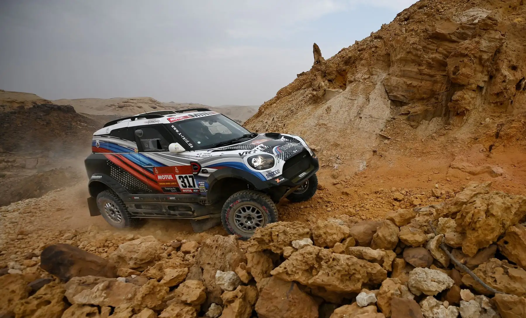 El piloto ruso Vladimir Vasilyev y el copiloto Dmitro Tsyrov de Ukrainia conducen su Mini mientras compite durante la etapa 5 del Rally Dakar 2021 entre Riyadh y Buraydah, en Arabia Saudita. Foto: AFP