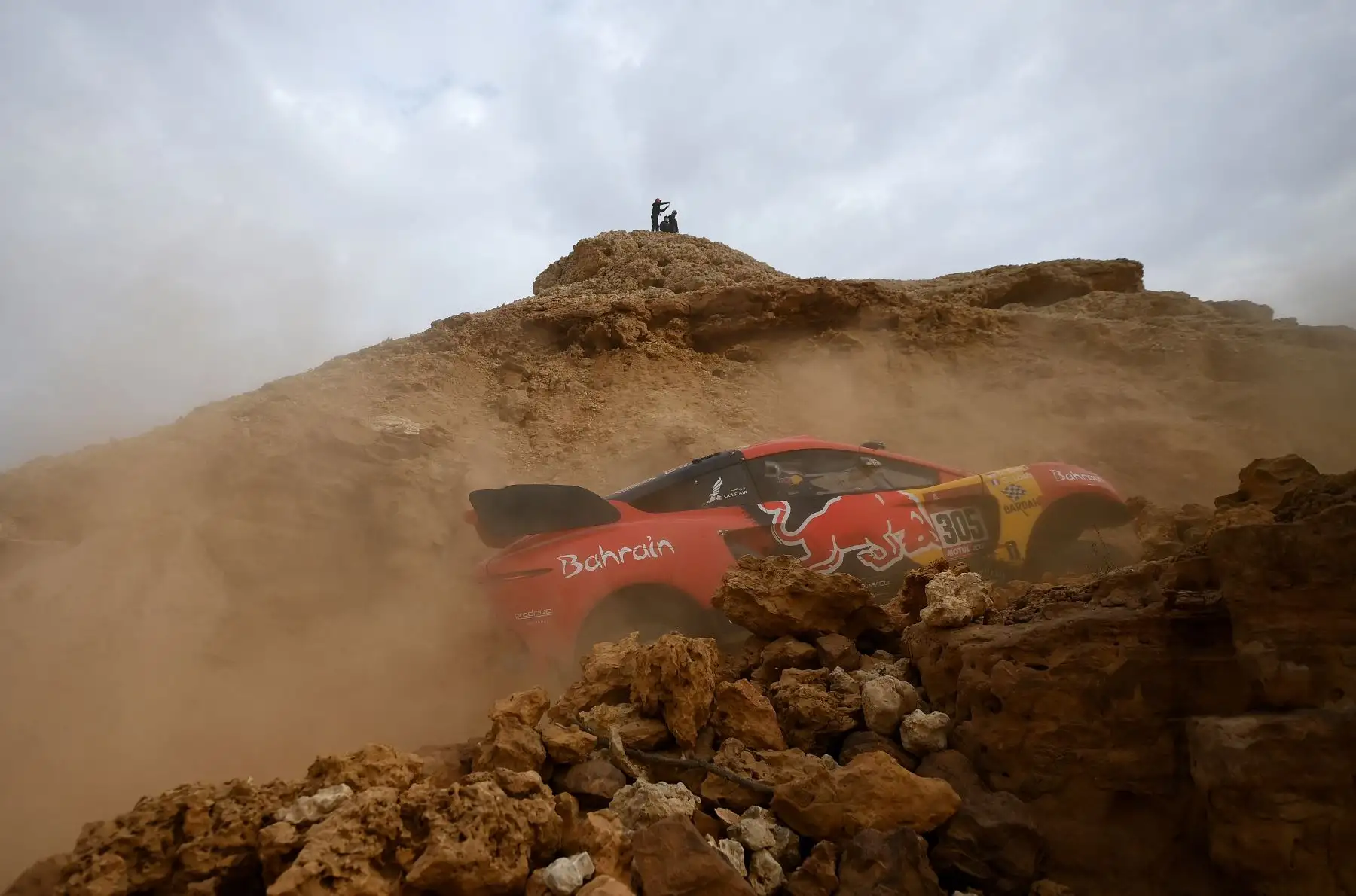 El piloto francés Sebastien Loeb y el copiloto Daniel Elena de Mónaco compiten durante la etapa 5 del Rally Dakar 2021 entre Riyadh y Buraydah, en Arabia Saudita. Foto: AFP