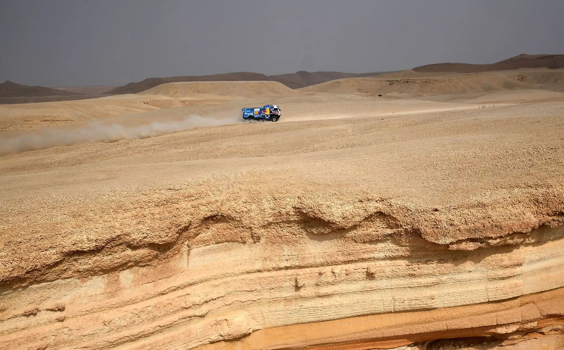 El piloto de Rusia Kamaz, Dmitry Sotnikov, los copilotos Ruslan Akhmadeev e Ilgiz Akmetzianov compiten durante la etapa 5 del Rally Dakar 2021 entre Riad y Buraydah, en Arabia Saudita. Foto: AFP