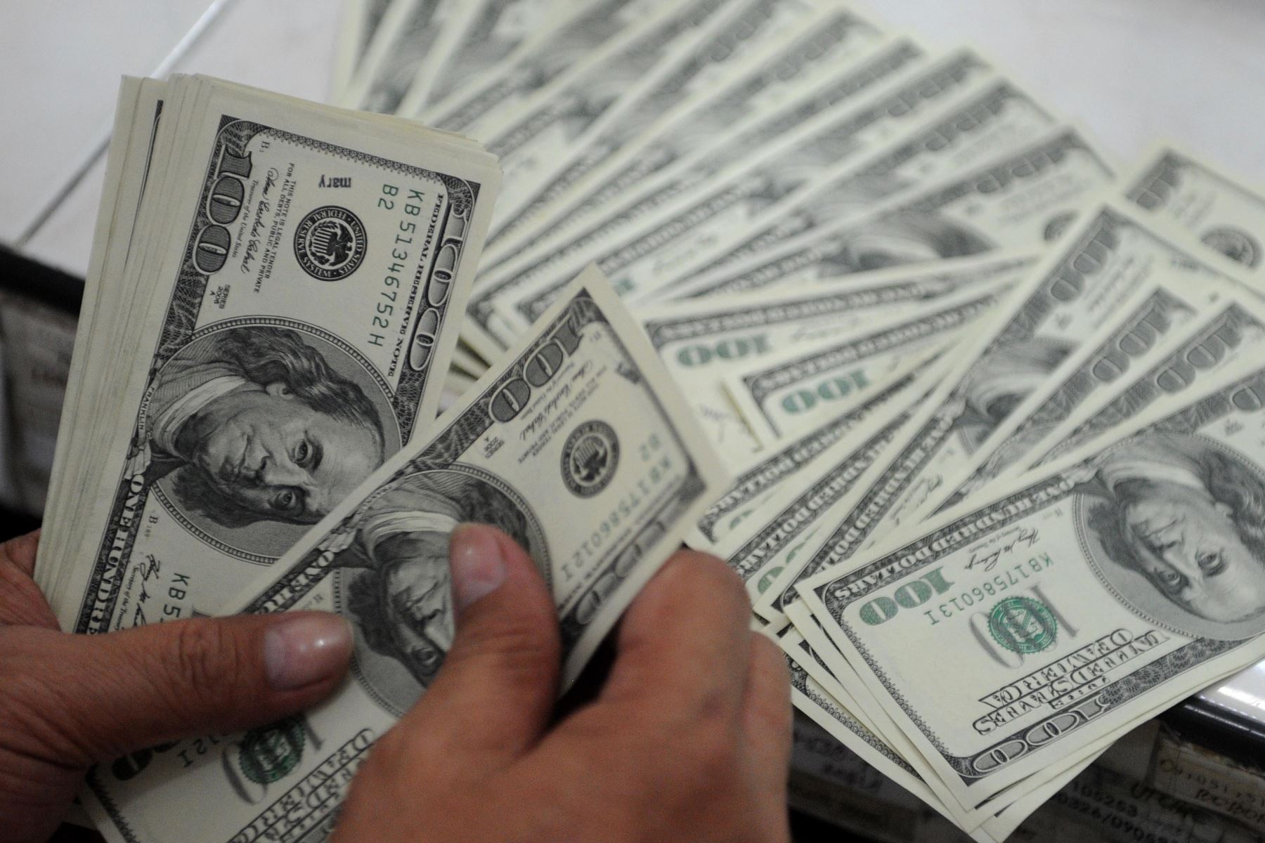 Billetes de dólares. Foto: AFP