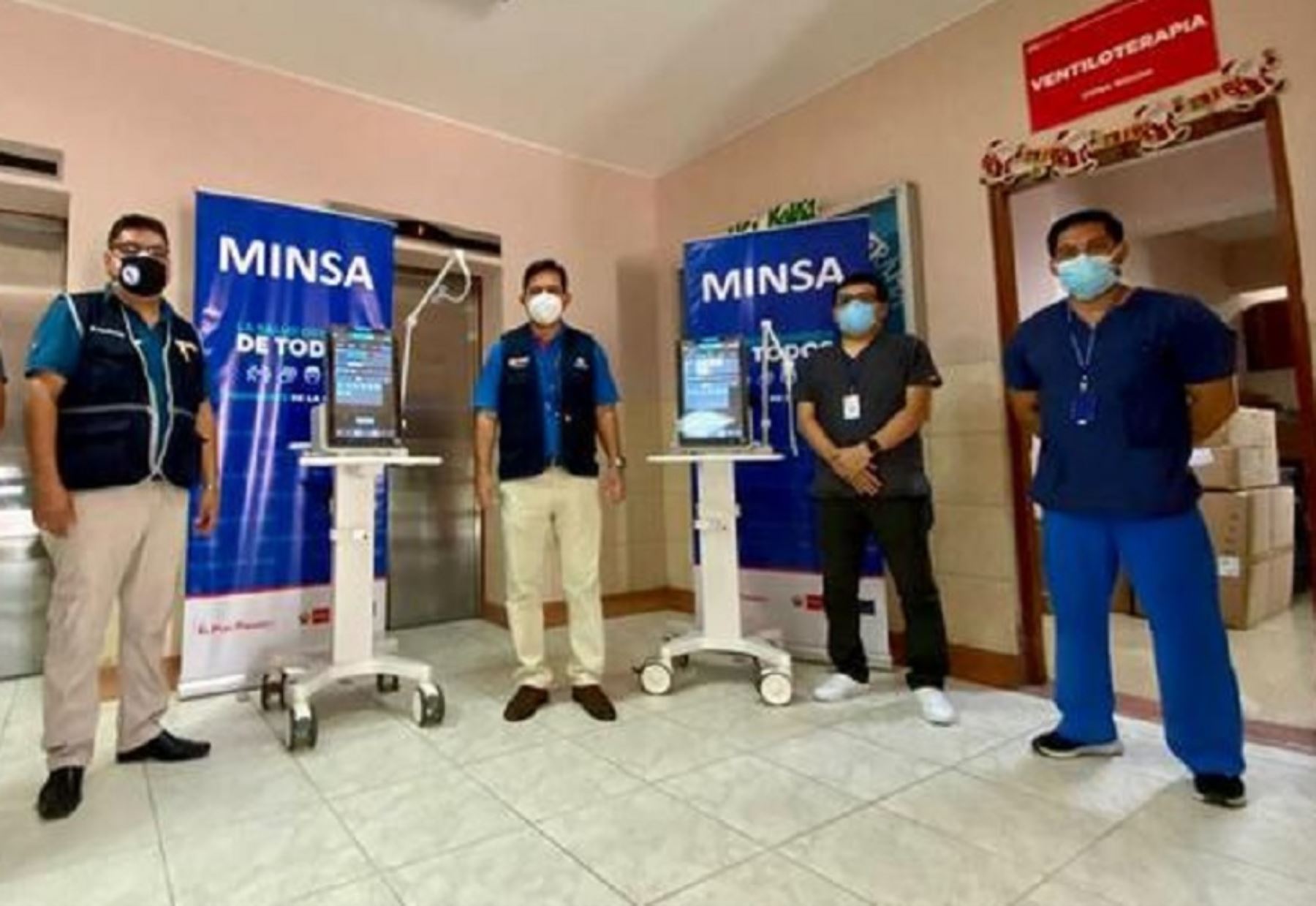 El Ministerio de Salud entregó 10 ventiladores mecánicos al Hospital Regional Docente de Trujillo, en la región La Libertad, y otros 10 al Hospital Nacional Dos de Mayo de Lima, como parte de su objetivo de reforzar los servicios del tercer nivel de atención en salud. Foto: Minsa