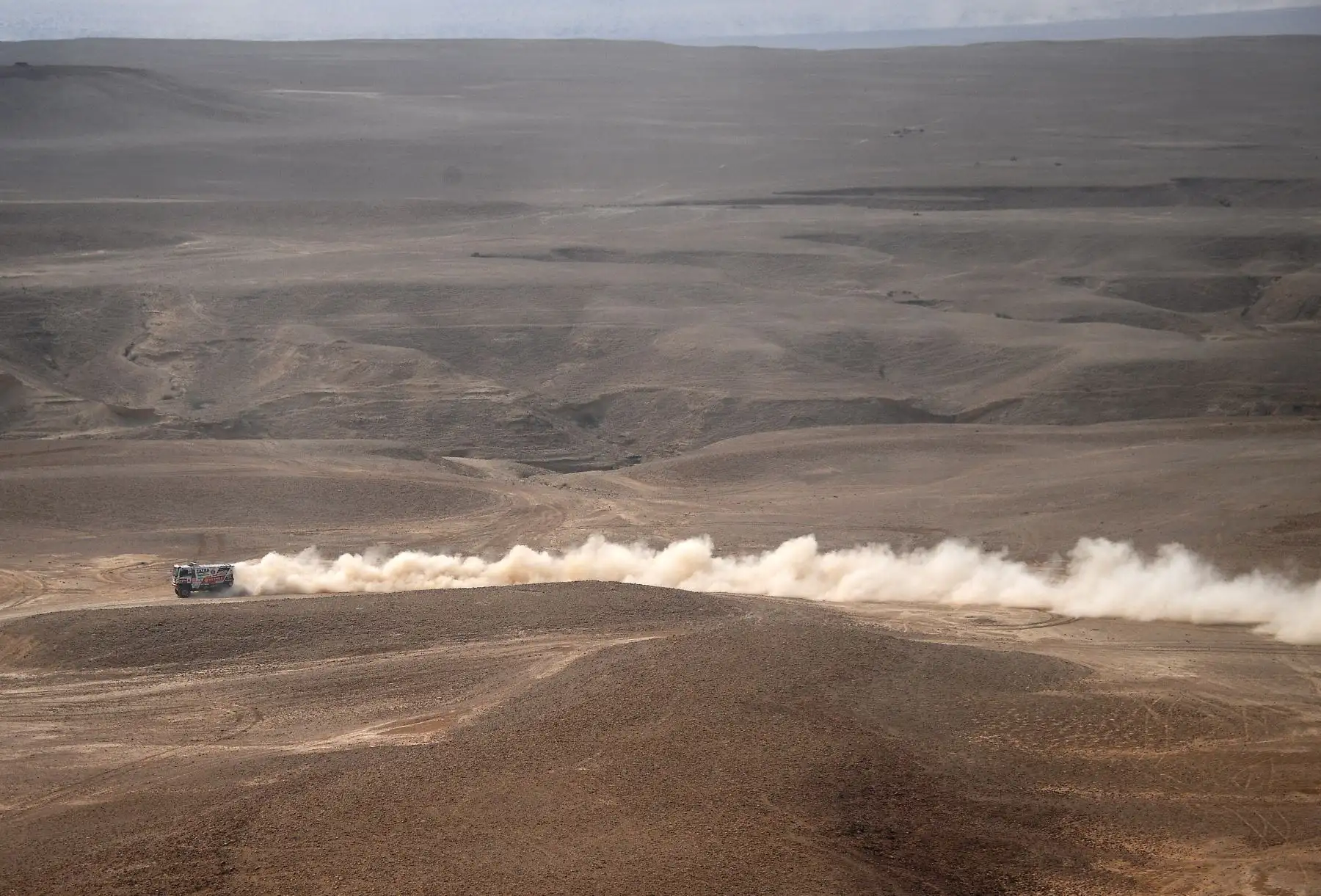 Un competidor participa durante la etapa 5 del Rally Dakar 2021 entre Riyadh y Buraydah en Arabia Saudita. Foto: AFP