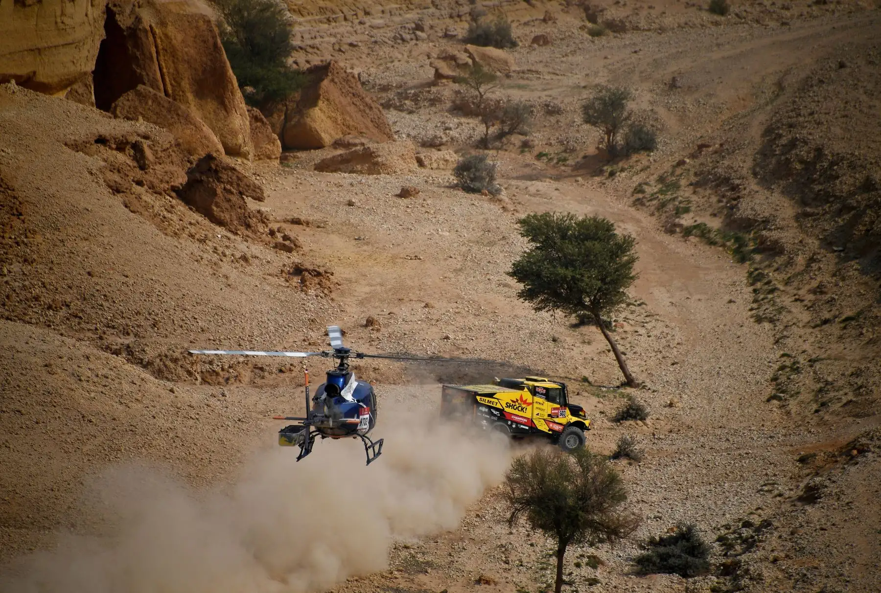 El camionero de la República Checa Martin Macik, los copilotos Frantisek Tomasek y David Svanda compiten durante la quinta etapa del Rally Dakar 2021 entre Riyadh y Buraydah, en Arabia Saudita.  Foto: AFP