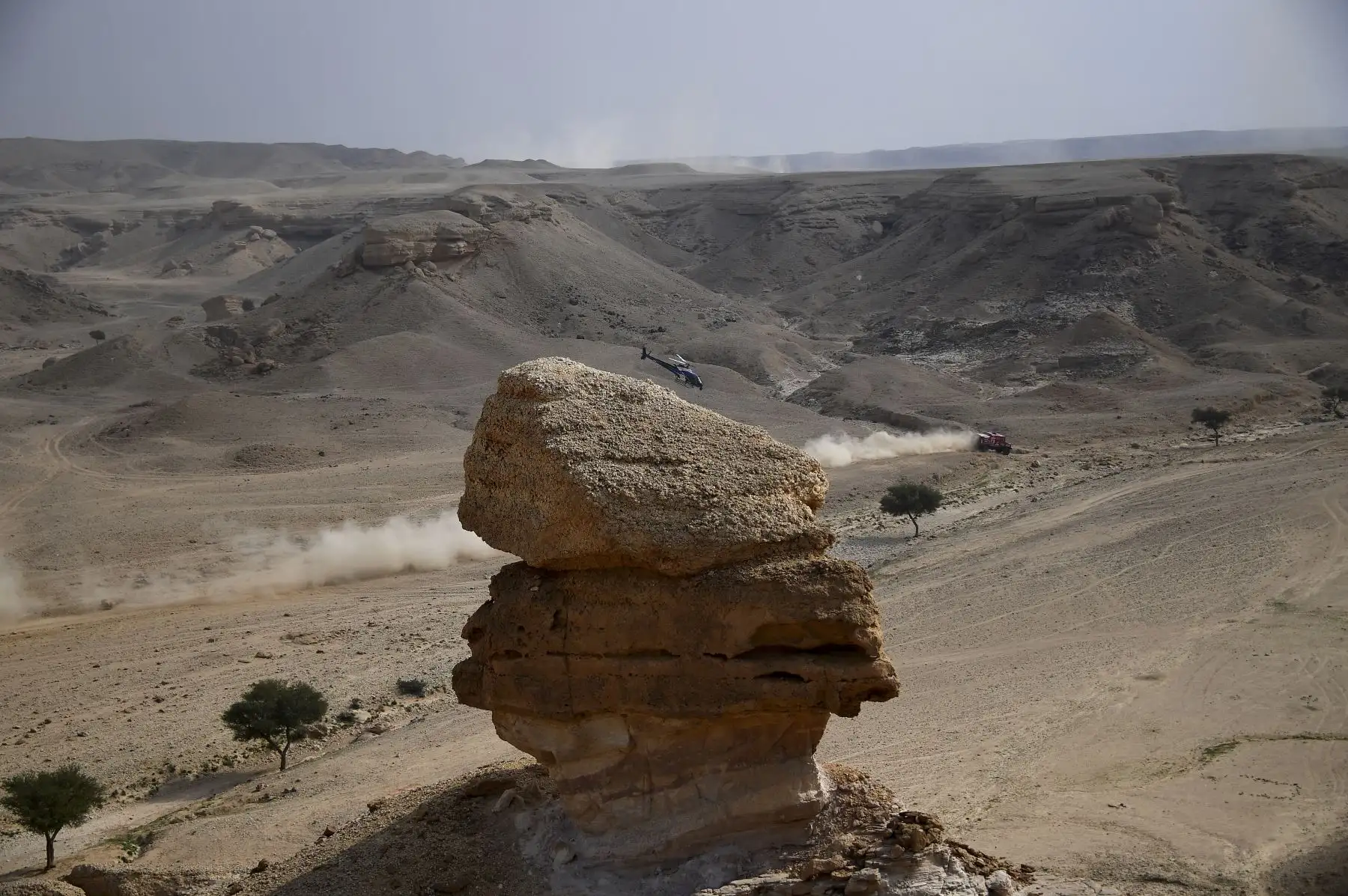 El camionero de Bielorrusia, Aliaksei Vishneuski, el copiloto Maksim Novikau y Siarhei Sachuk compiten durante la quinta etapa del Rally Dakar 2021 entre Riad y Buraydah, en Arabia Saudita. Foto: AFP
