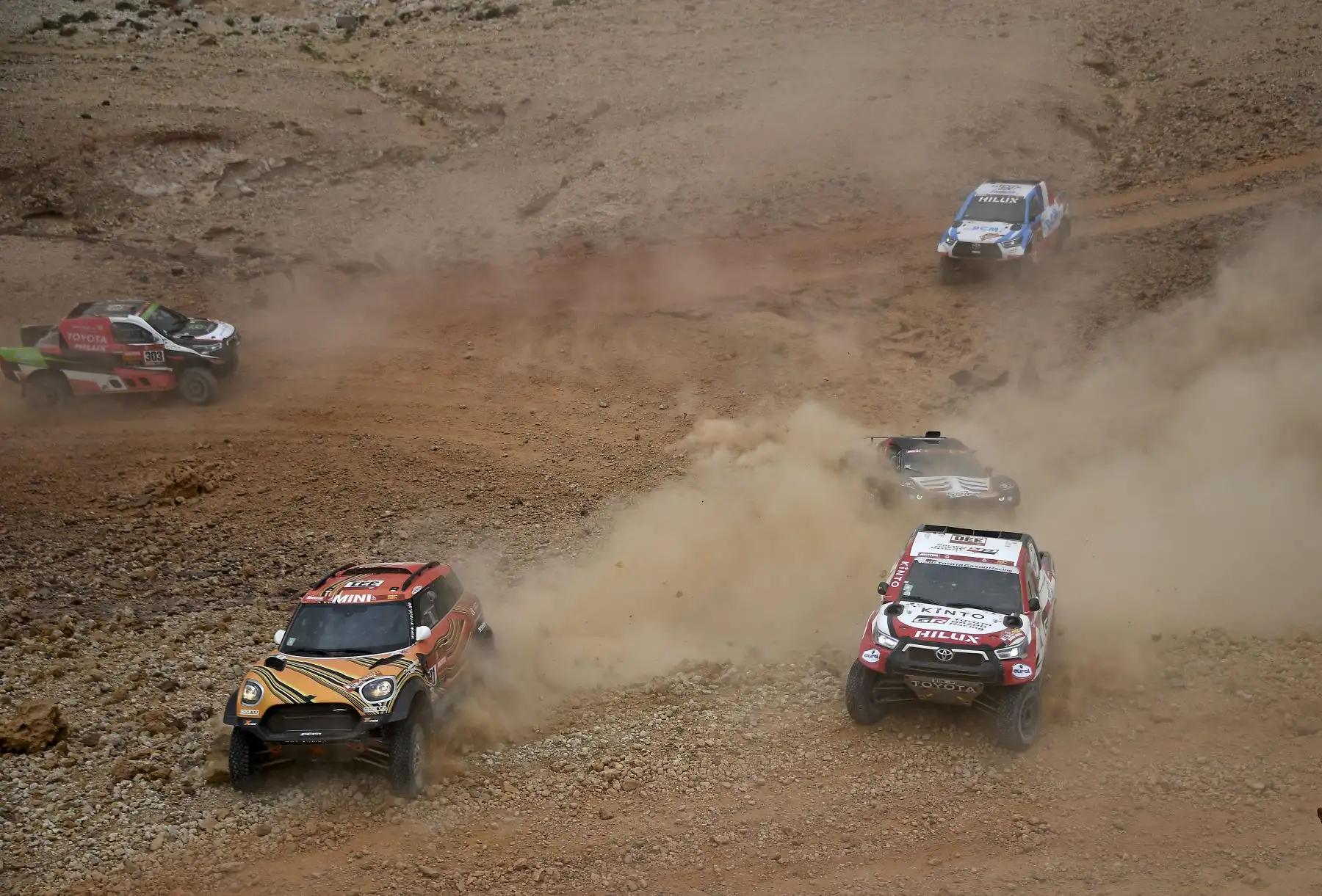 Los coches compiten durante la 5a etapa del Rally Dakar 2021 entre Riyadh y Buraydah, en Arabia Saudita. Foto: AFP