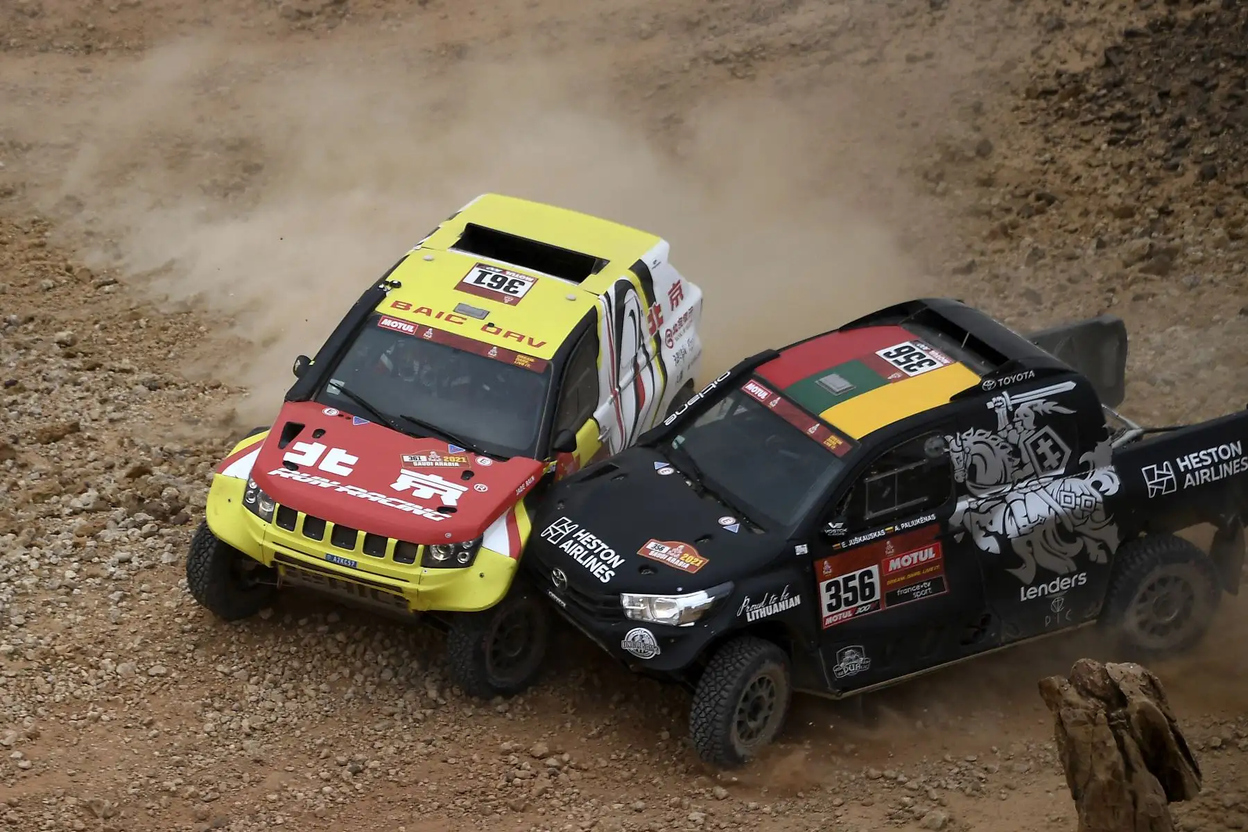 El piloto Alexandre Pesci  Choca contra el piloto Edvinas Juskauskas durante la quinta etapa del Rally Dakar 2021 entre Riyadh y Buraydah, en Arabia Saudita. Foto: AFP