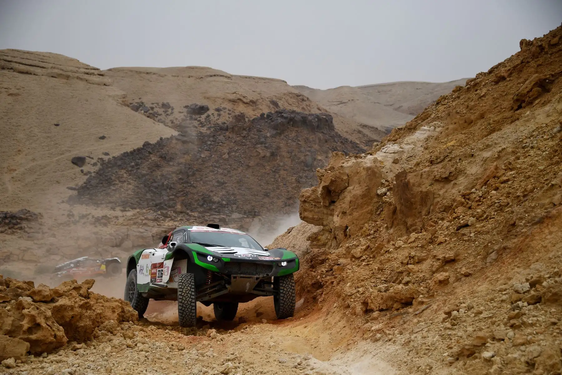 Yasir Seaidan de Arabia Saudita y el copiloto Alexy Kuzmich de Rusia compiten durante la quinta etapa del Rally Dakar 2021 entre Riyadh y Buraydah, en Arabia Saudita . Foto: AFP
