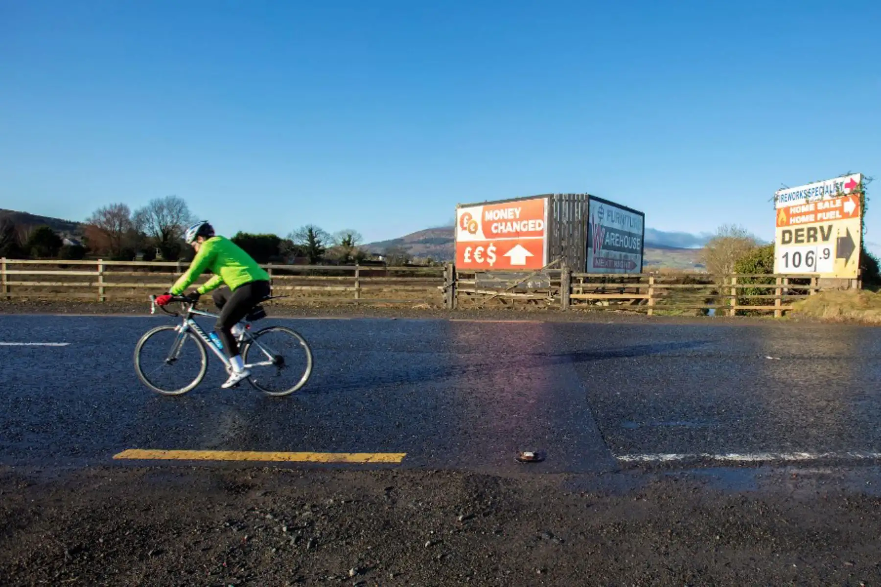 Un ciclista cruza la frontera desde Irlanda del Norte hacia el condado de Louth en la República de Irlanda a lo largo de una antigua carretera. Foto: AFP