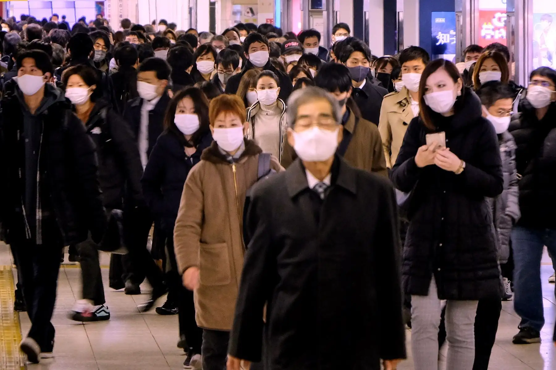 La gente camina en una explanada en una estación terminal en  horas de la mañana, en Tokio. Foto: AFP