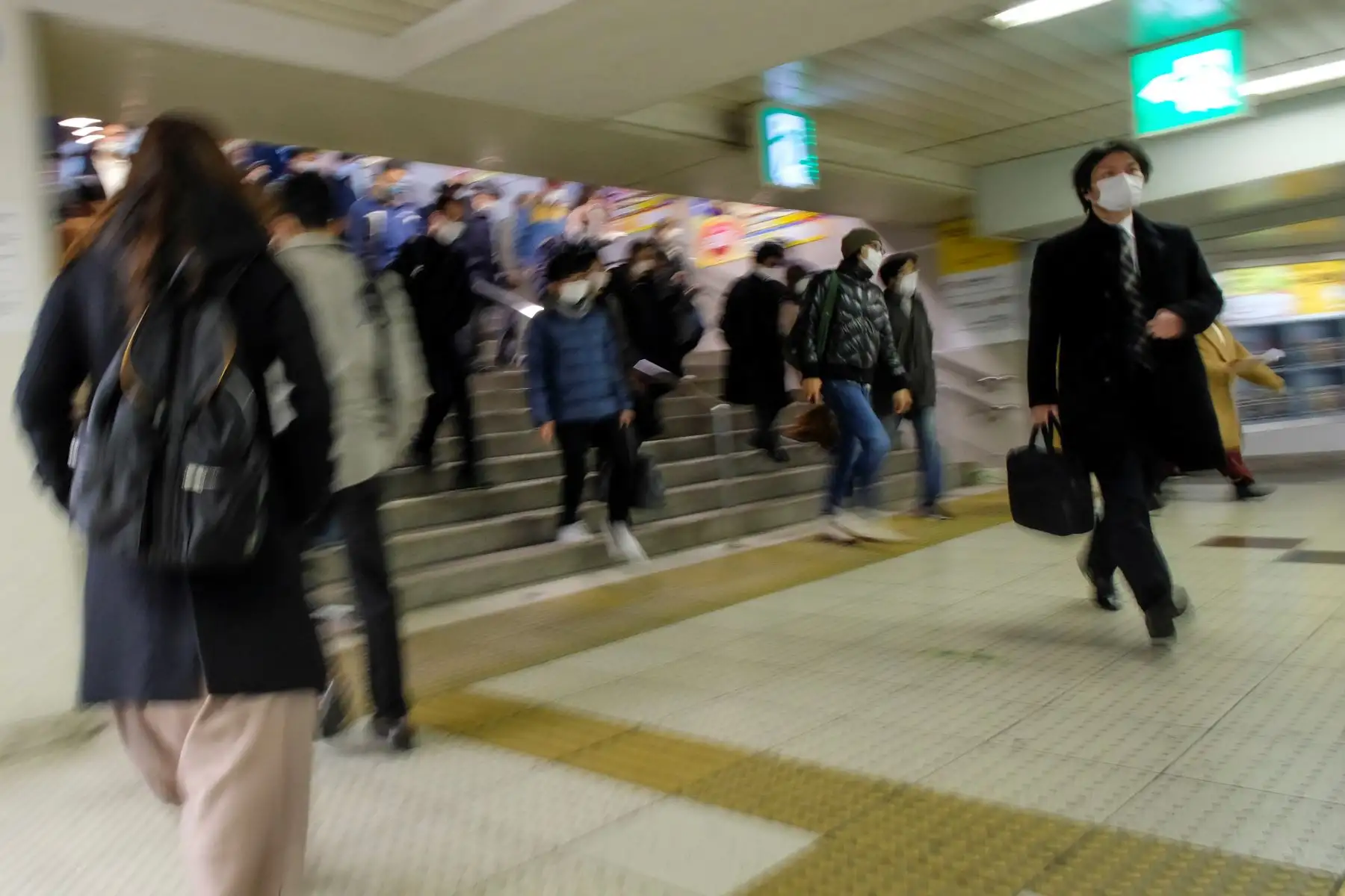 La gente camina en una explanada en una estación terminal en las horas de la mañana, en Tokio. Foto: AFP
