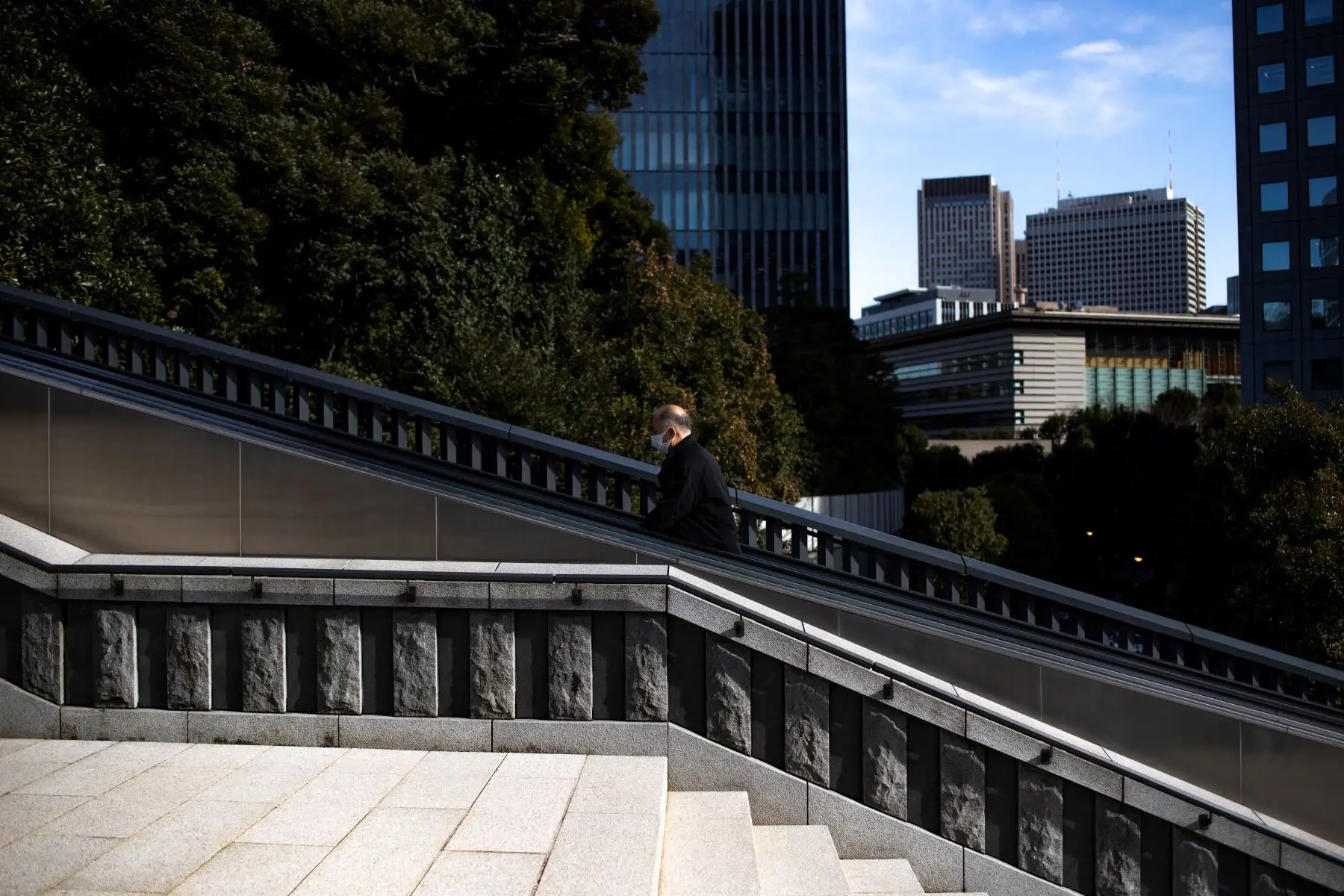 Un hombre con una máscara facial visita el Santuario Hie en Tokio, ya que se esperaba que el gobierno de Japón declarara un estado de emergencia por coronavirus. Foto: AFP